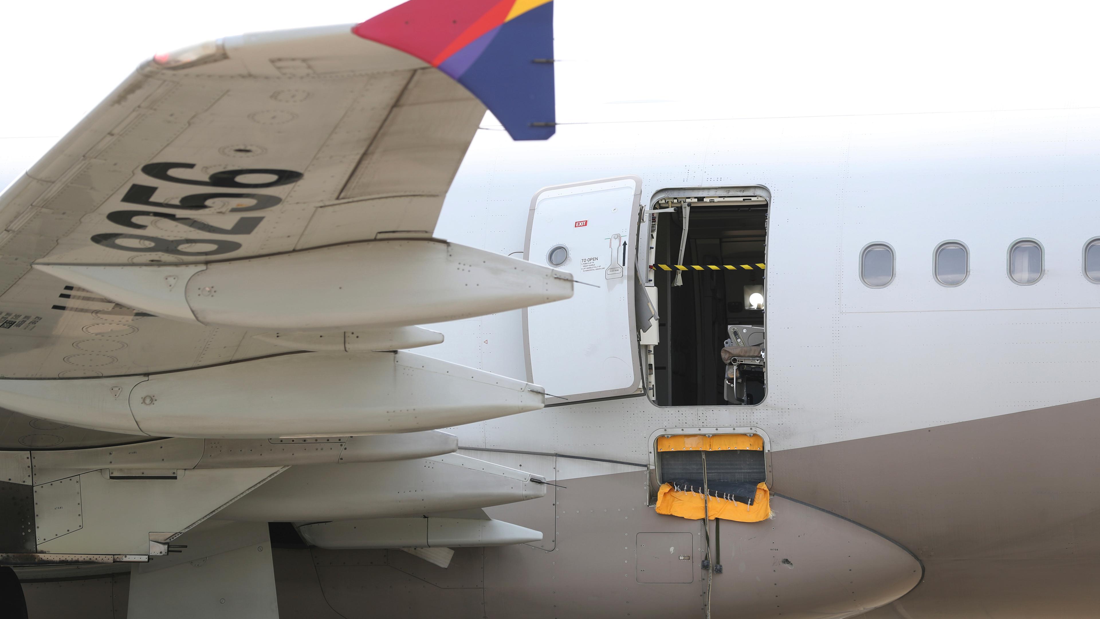 Ein Passagier öffnete eine Tür auf einem Flug von Asiana Airlines