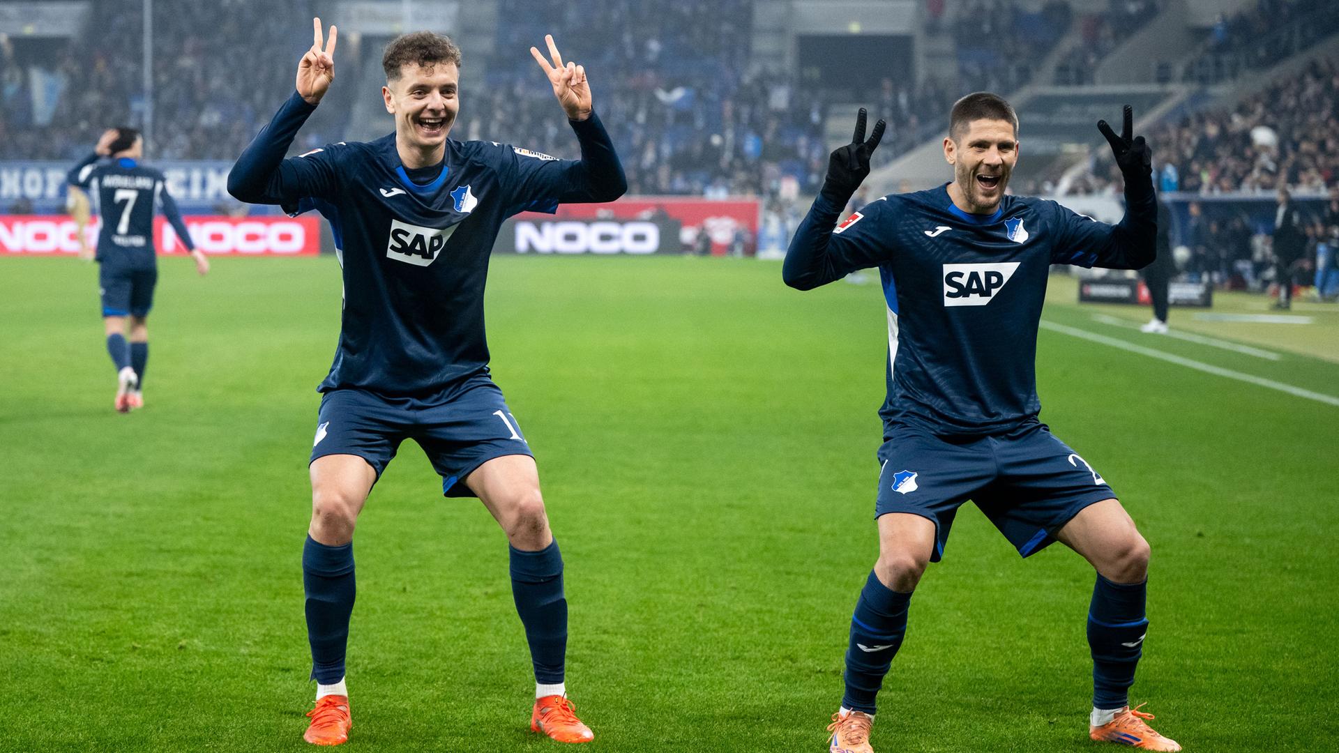 Fisnik Asllani und Andrej Kramarić, beide TSG Hoffenheim, jubeln über das 2:0 beim Bundesligaspiel gegen Borussia Mönchengladbach.