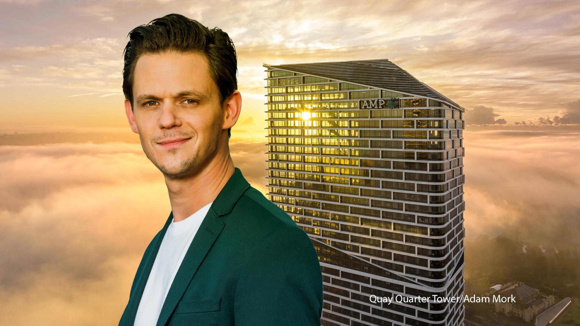 Jo Schück vor Hochhaus