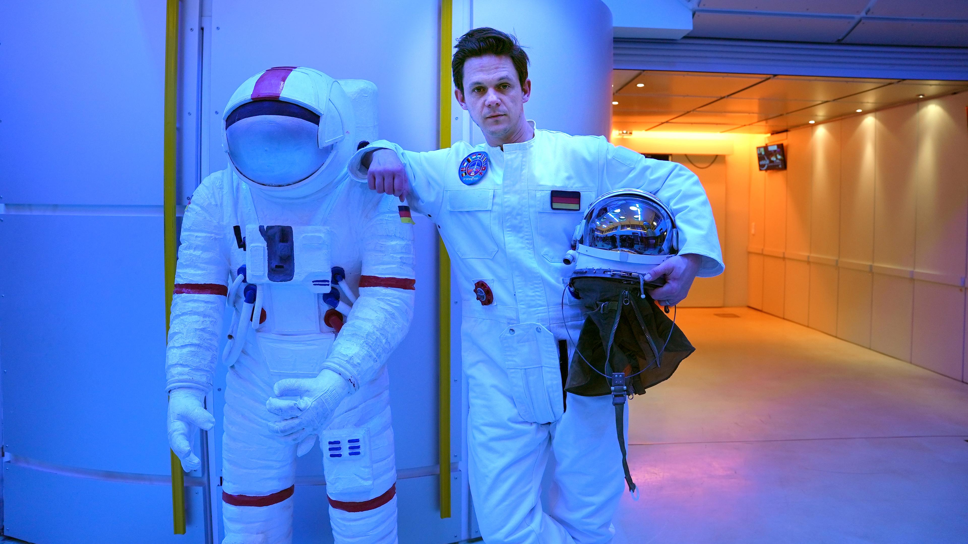 "aspekte"-Moderator Jo Schück im Astronautenanzug