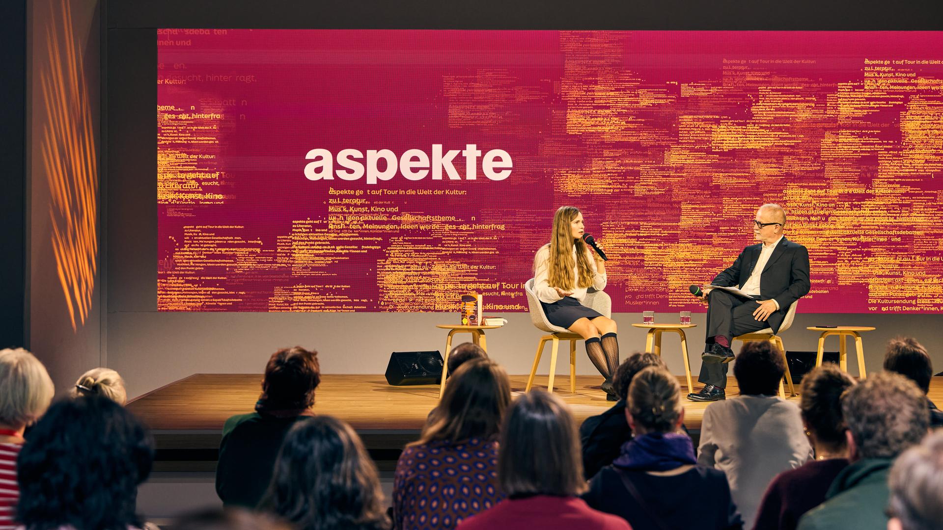 Die aspekte-Literaturpreisträgerin 2026, Valeria Gordeev, im Gespräch mit aspekte-Redaktionsleiter Daniel Fiedler - auf der Literaturbühne von ARD, ZDF und 3sat
