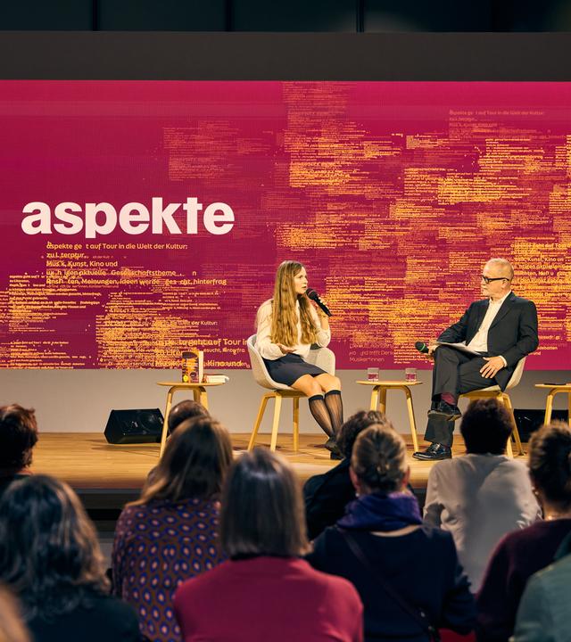 Die aspekte-Literaturpreisträgerin 2026, Valeria Gordeev, im Gespräch mit aspekte-Redaktionsleiter Daniel Fiedler - auf der Literaturbühne von ARD, ZDF und 3sat