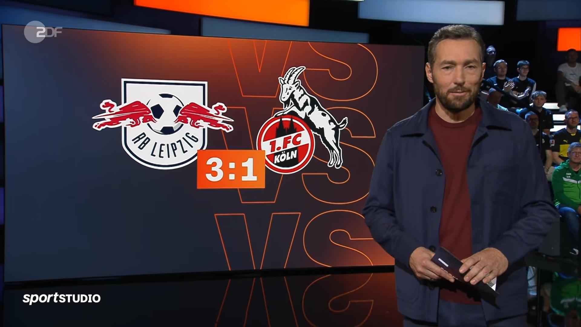 Moderator Sven Voss vor der Topspiel-Wand im aktuellen Sportstudio