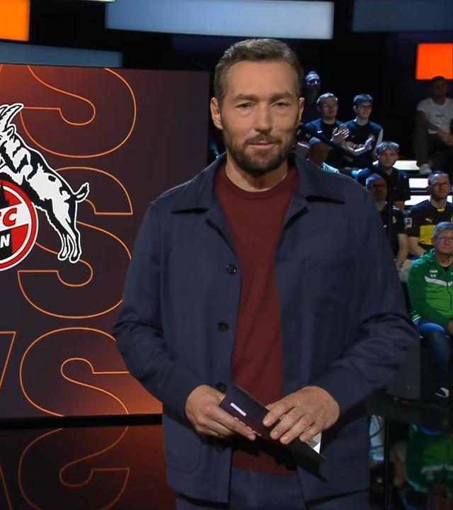 Moderator Sven Voss vor der Topspiel-Wand im aktuellen Sportstudio