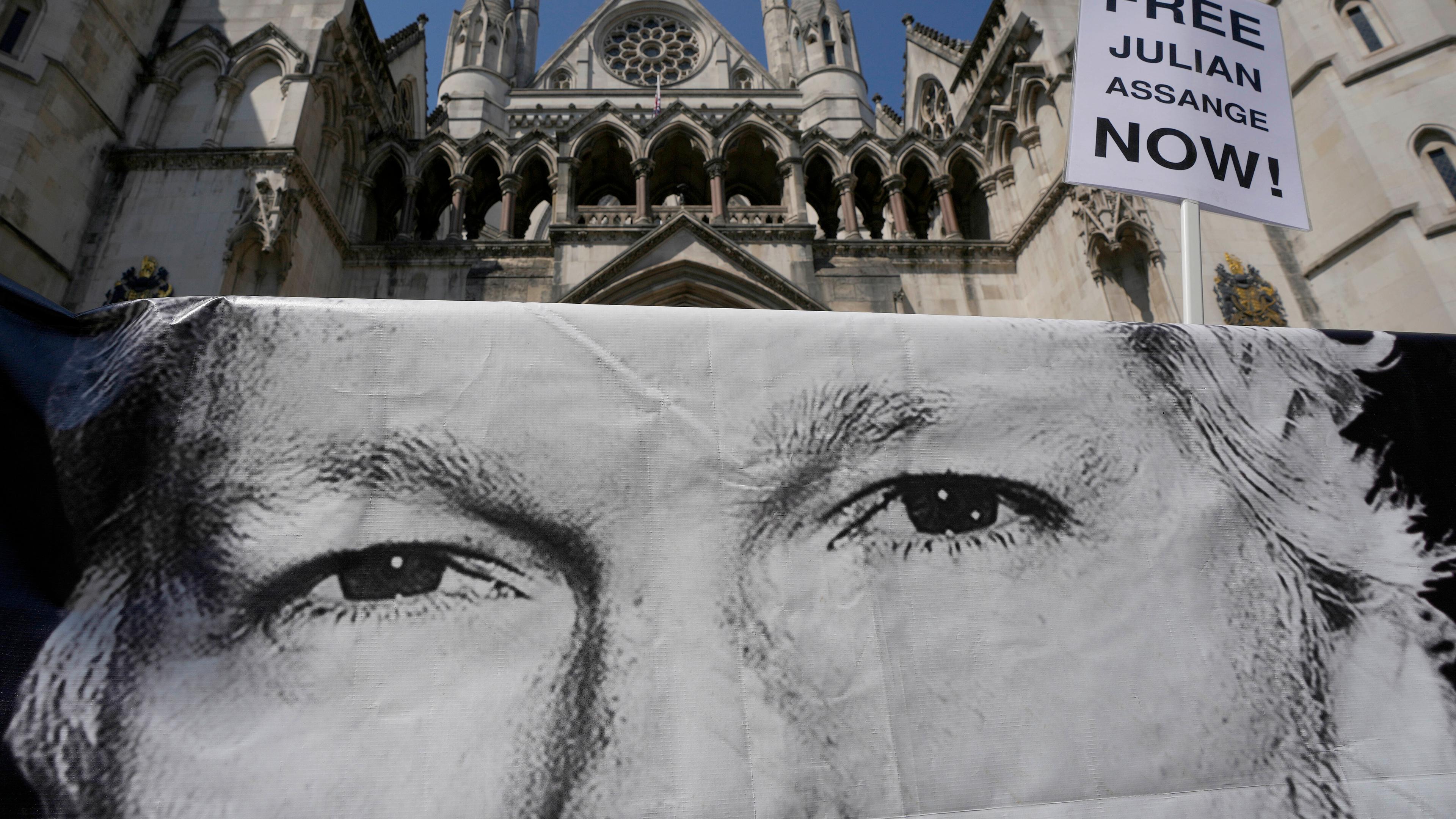 Ein Banner, auf dem Julian Assange zu sehen ist