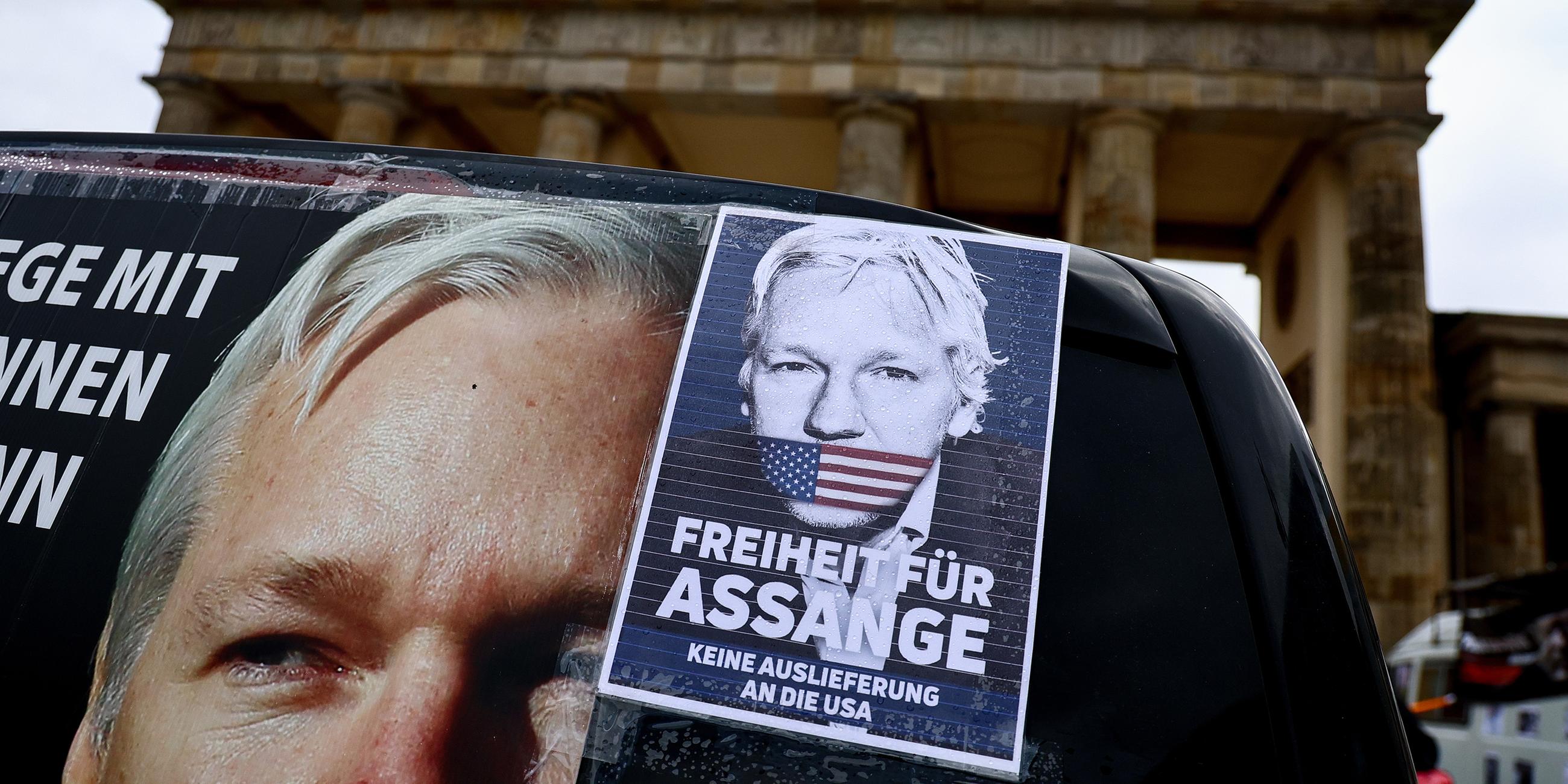 Pro-Assange-Aufkleber auf einem Auto vor dem Brandenburger Tor 