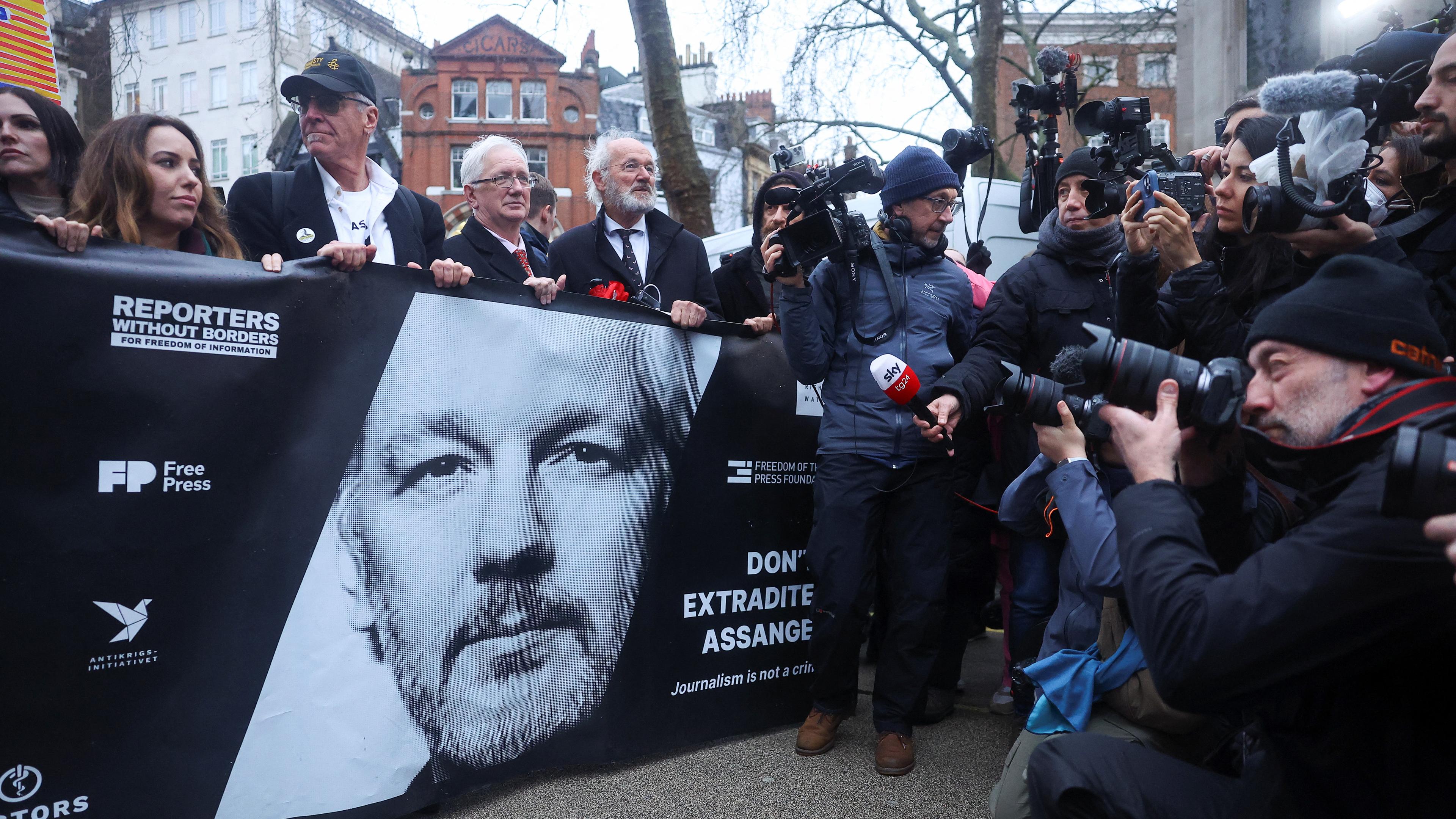 Stella Assange und weitere Unterstützer demonstrieren in London gegen die Auslieferung von Julian Assange in die USA .