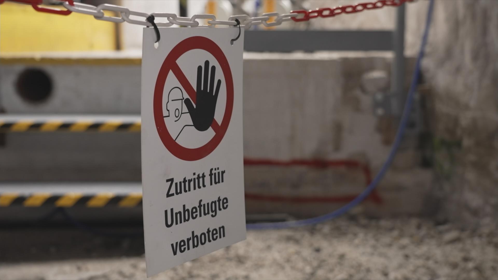Schild an Absperrkette: Zutritt für Unbefugte verboten.