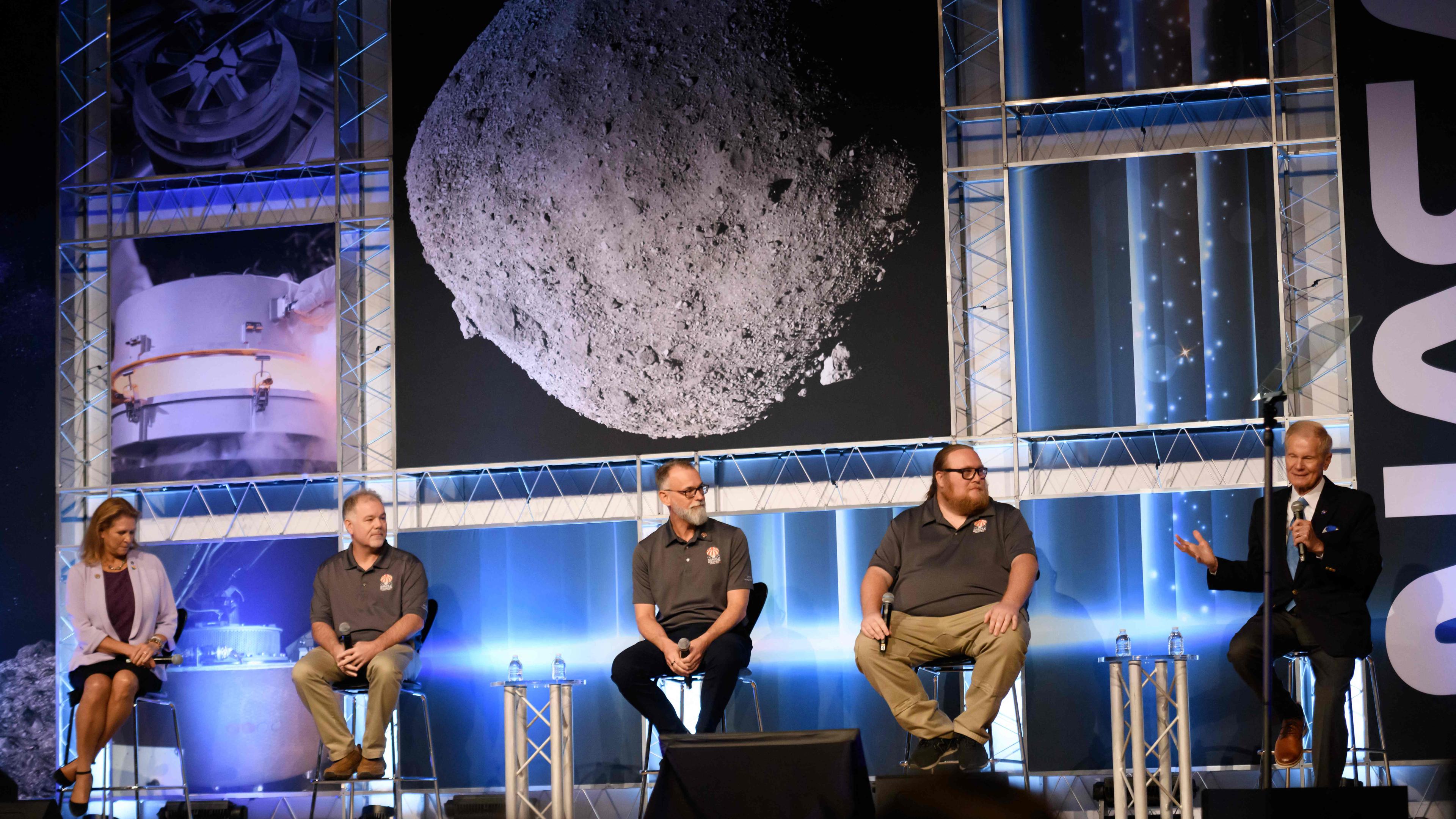 Mitglieder der NASA sprechen auf einer Pressekonferenz