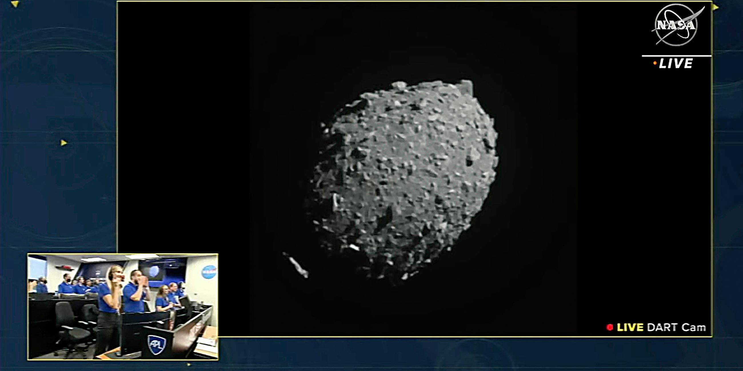 Auf diesem Bild aus einem NASA-Livestream steuert die Raumsonde Double Asteroid Redirection Test am Montag, 26. September 2022, direkt auf den Asteroiden Dimorphos zu