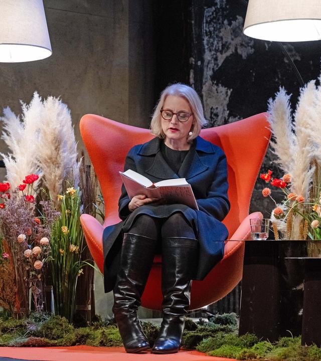 Die Direktorin der Leipziger Buchmesse Astrid Böhmisch während des ZDF-Lesemarathons. Sie liest aus dem "Unterleuten" in der Schaubühne Lindenfels in Leipzig.