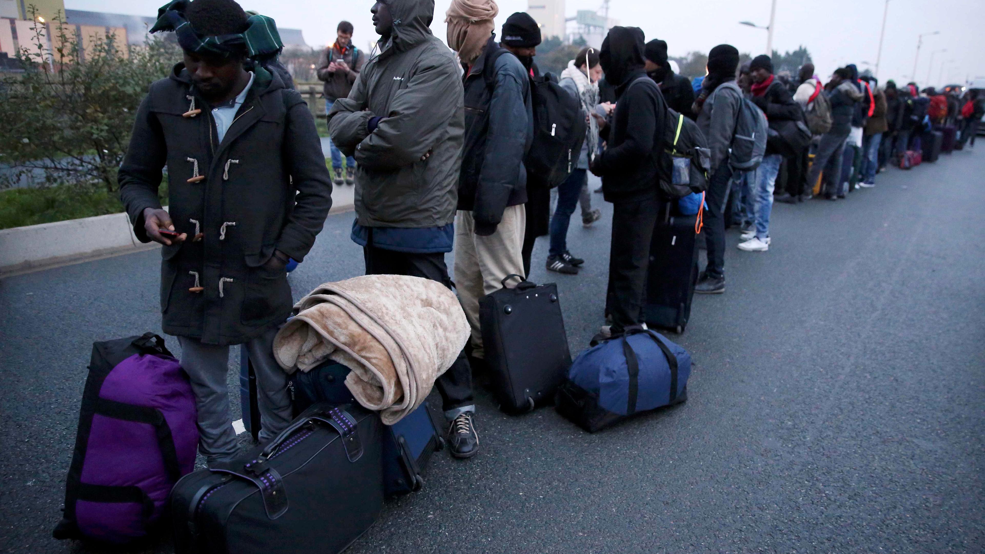 Archiv: Migranten mit ihren Habseligkeiten in Calais am 24.10.2016