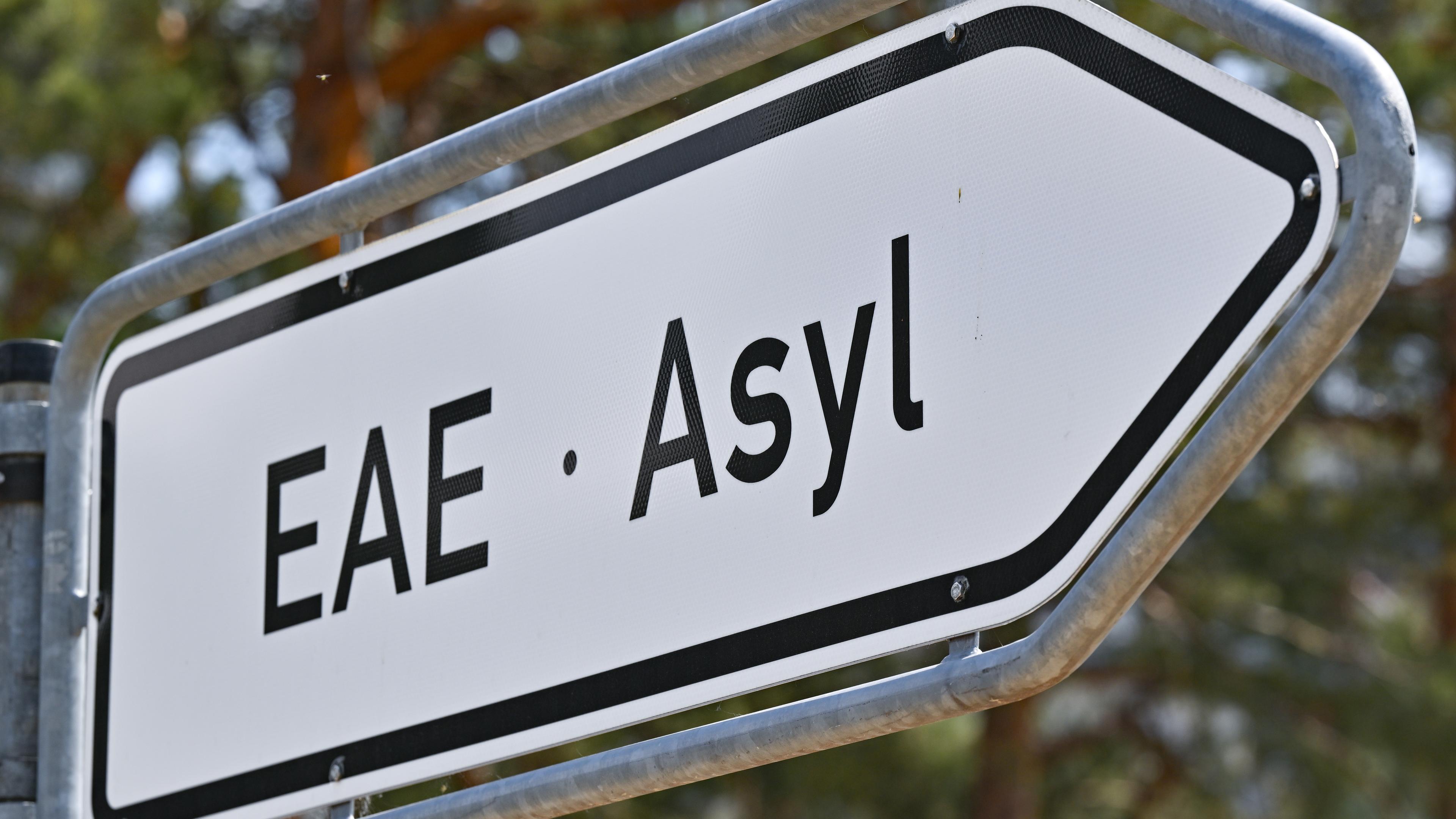 Die Abkürzung und das Wort «EAE Asyl» stehen auf einem Wegweiser zur Erstaufnahme-Einrichtungen (EAE) des Landes Brandenburg in Eisenhüttenstadt.