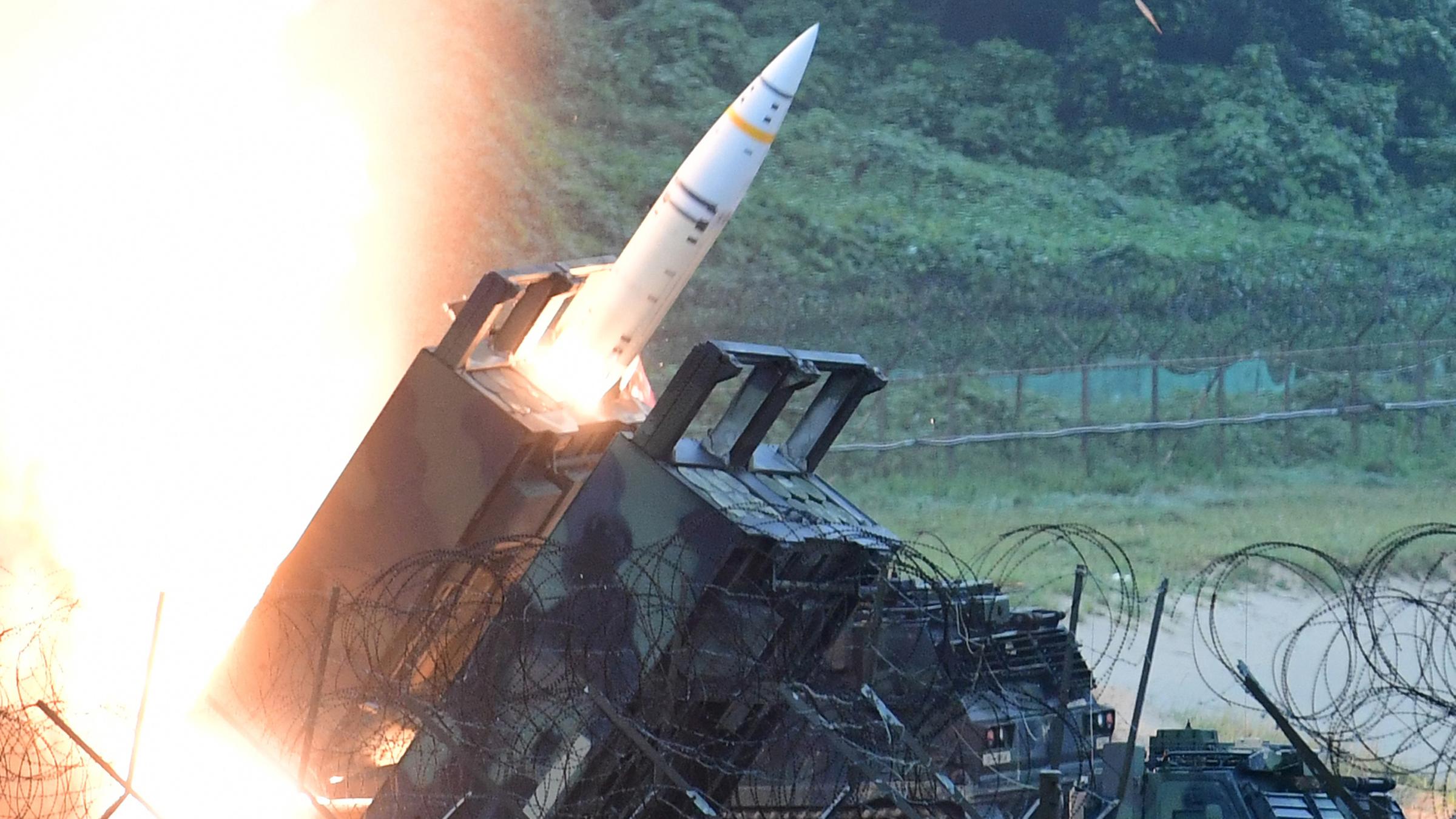 Archiv: Eine Einheit der 8. US Armee feuert eine Artillerie-Kurzstreckenrakete vom Typ ATACMS ab. (29.07.2017)