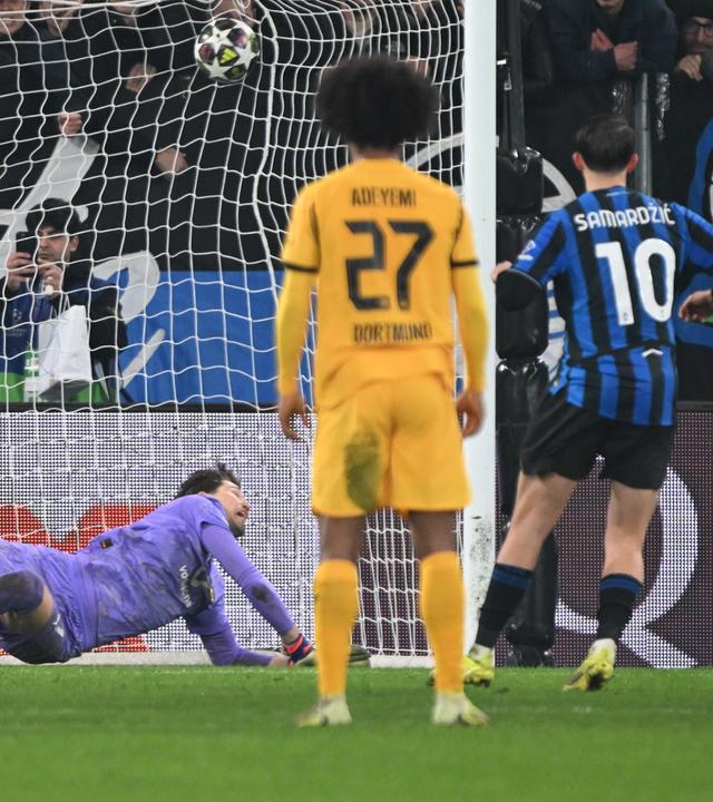 Lazar Samardzic erzielt per Elfmeter das Tor zum 4:1 am 25.02.2026 in Bergamo. 