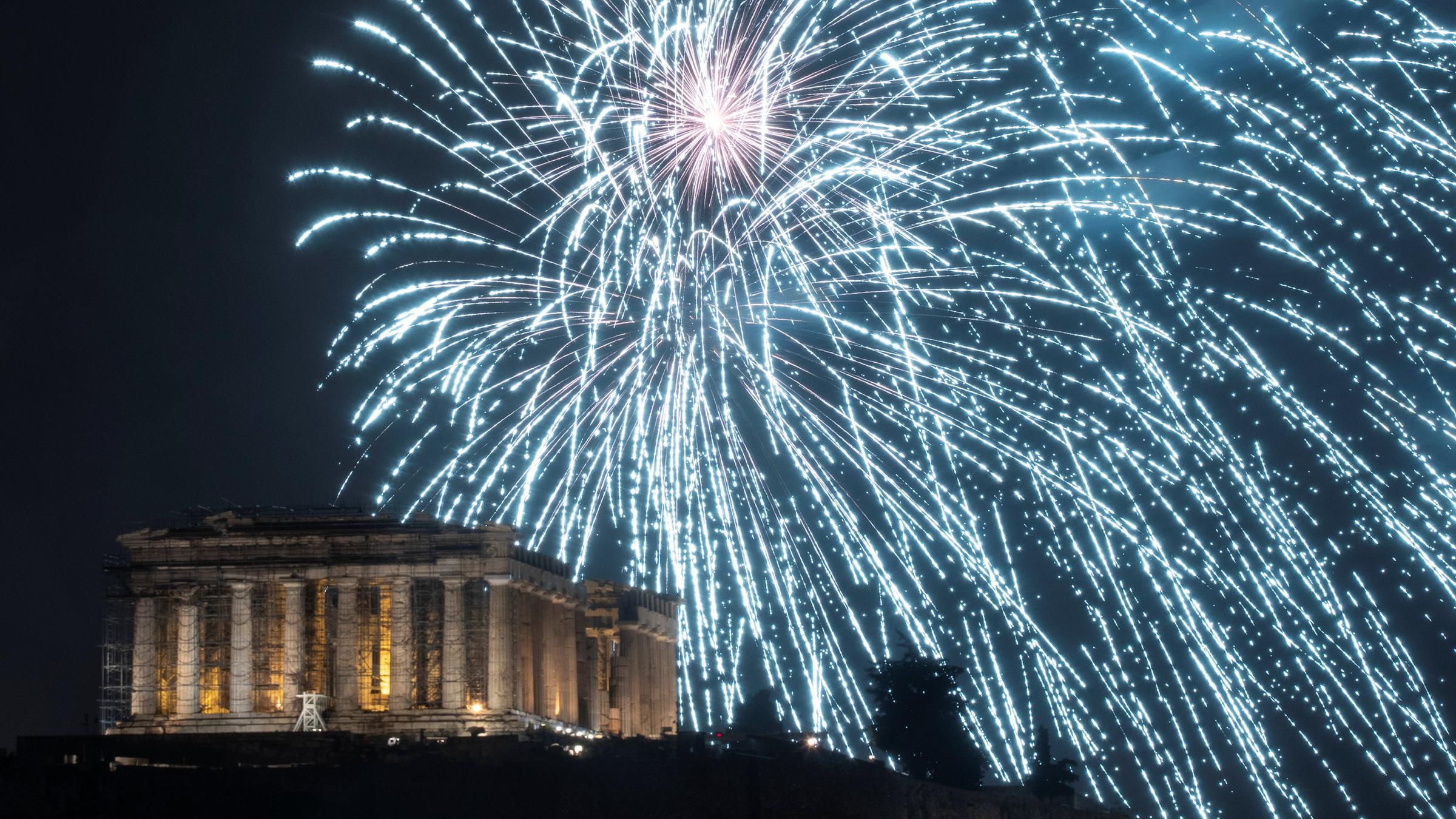 Blaues Feuerwerk über der Akropolis - so starteten die Griechen um 23 Uhr deutscher Zeit ins neue Jahr. Zuvor hatte sich der griechische Regierungschef Alexis Tsipras zuversichtlich gezeigt, dass seine Landleute im neuen Jahr bessere Zeiten erleben werden.
