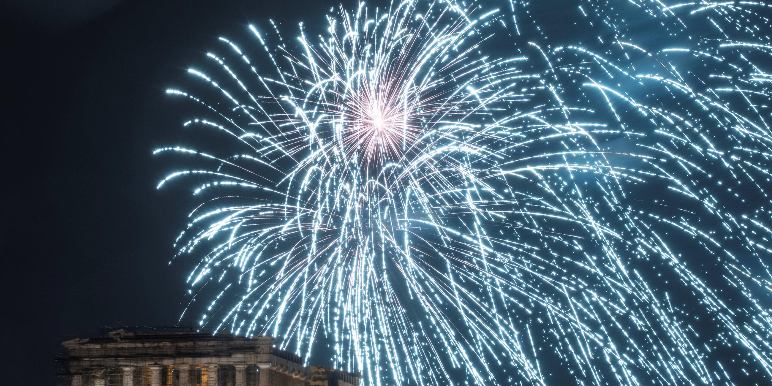 Blaues Feuerwerk über der Akropolis - so starteten die Griechen um 23 Uhr deutscher Zeit ins neue Jahr. Zuvor hatte sich der griechische Regierungschef Alexis Tsipras zuversichtlich gezeigt, dass seine Landleute im neuen Jahr bessere Zeiten erleben werden.