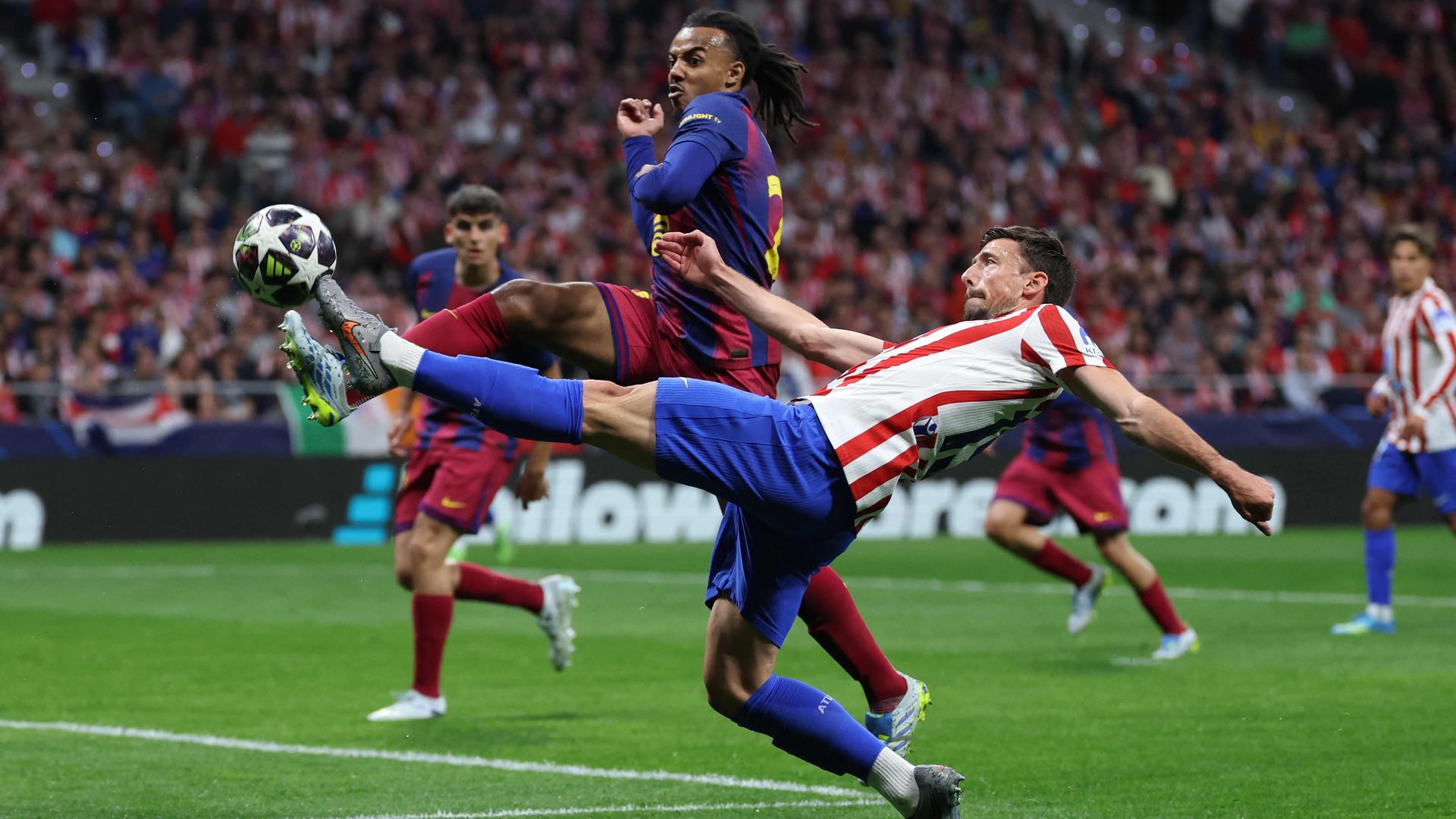 Atletico Madrids Verteidiger Clement Lenglet (rechts) kommt vor Jules Kounde an den Ball