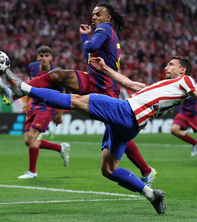 Atletico Madrids Verteidiger Clement Lenglet (rechts) kommt vor Jules Kounde an den Ball