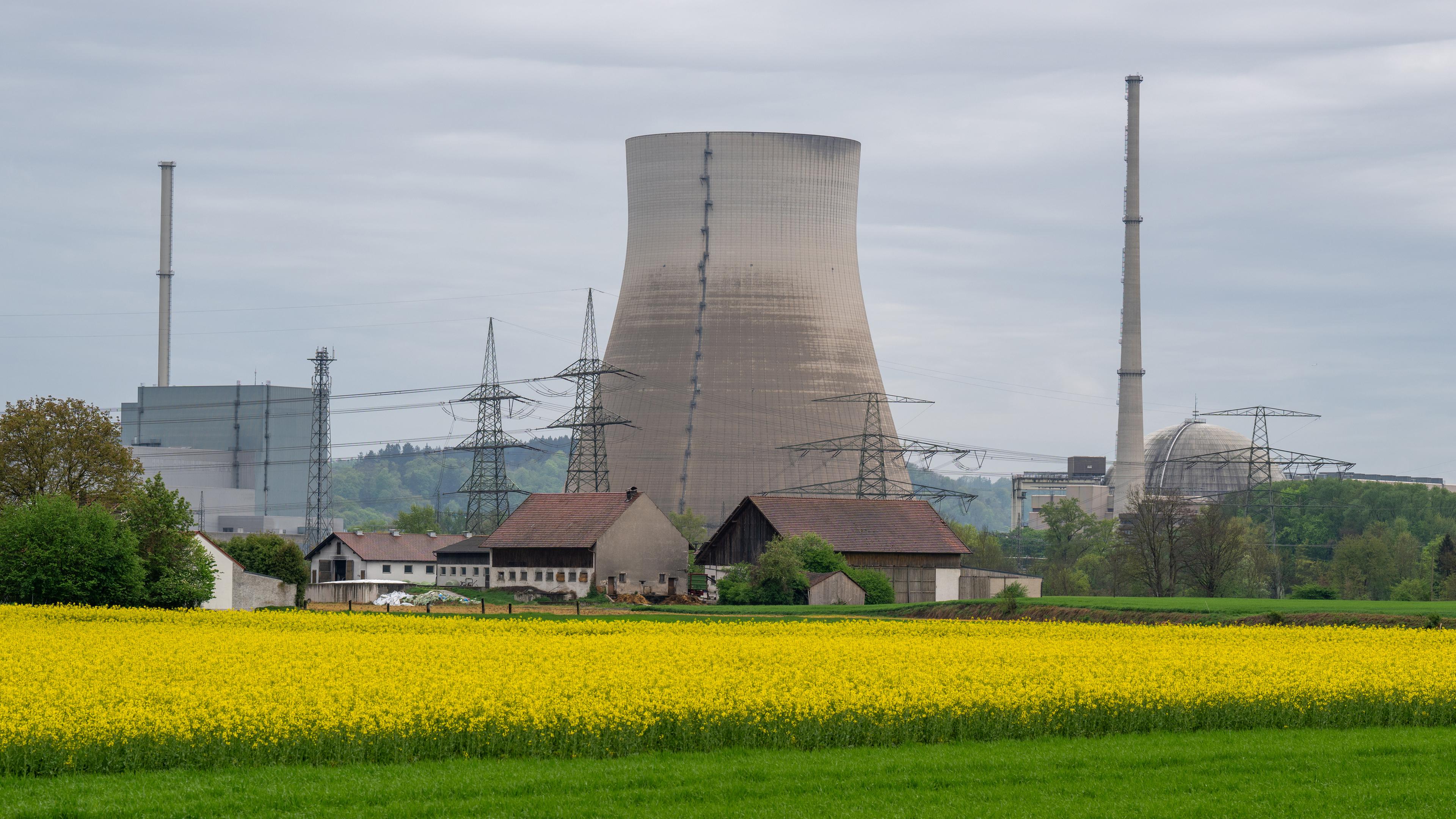 Archiv:  Das stillgelegte Kernkraftwerk Isar 1 (l) und 2. PreussenElektra informiert zum Rückbau des AKW Isar 2.