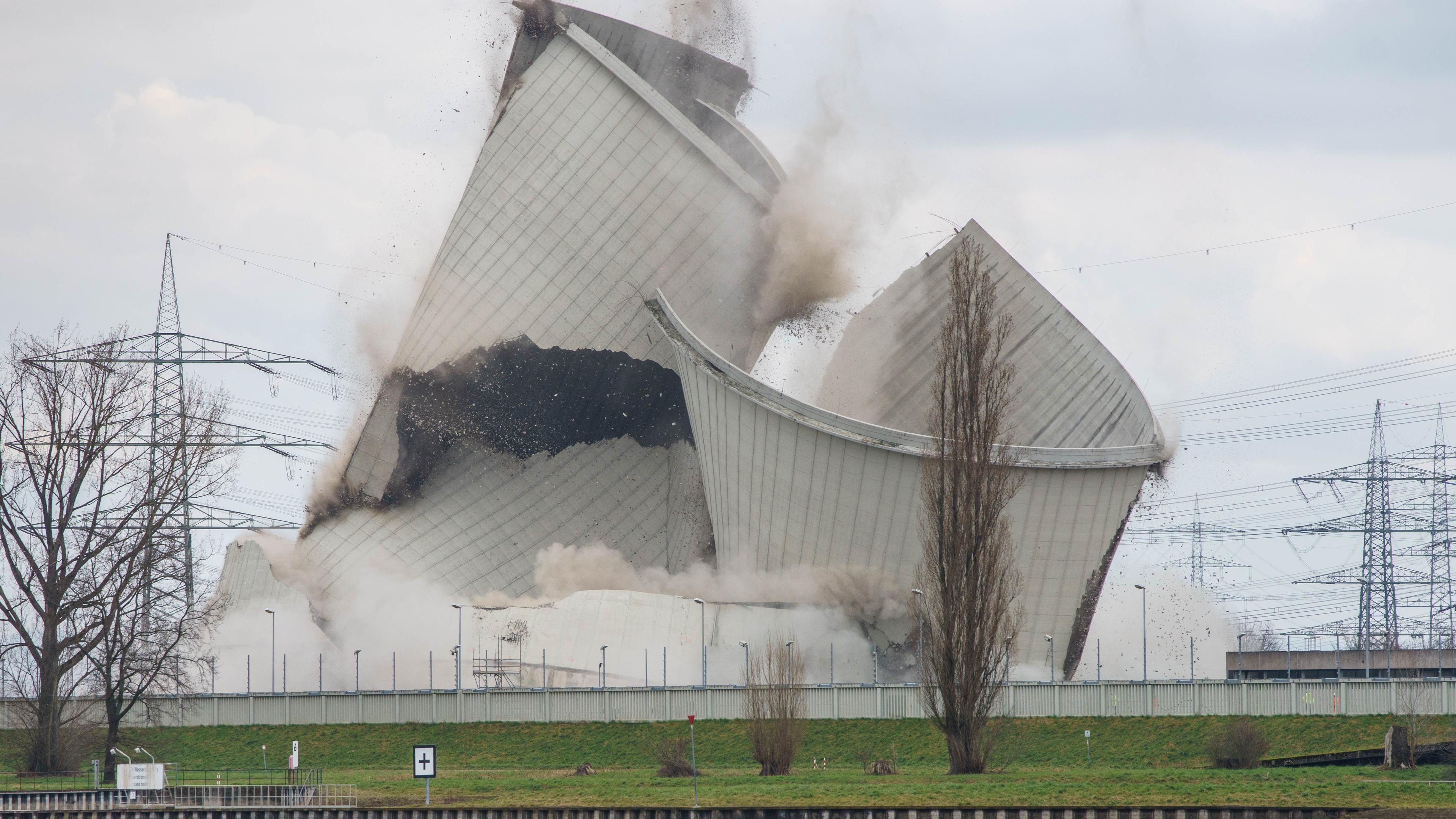 Ein Kühltürme des stillgelegten Atomkraftwerkes Biblis fällt planmäßig beim Abriss in sich zusammen.