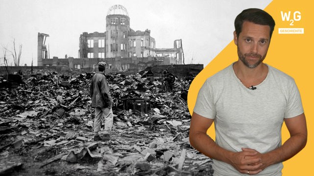 Mirko Drotschmann und zerstörter Ort im Hintergrund