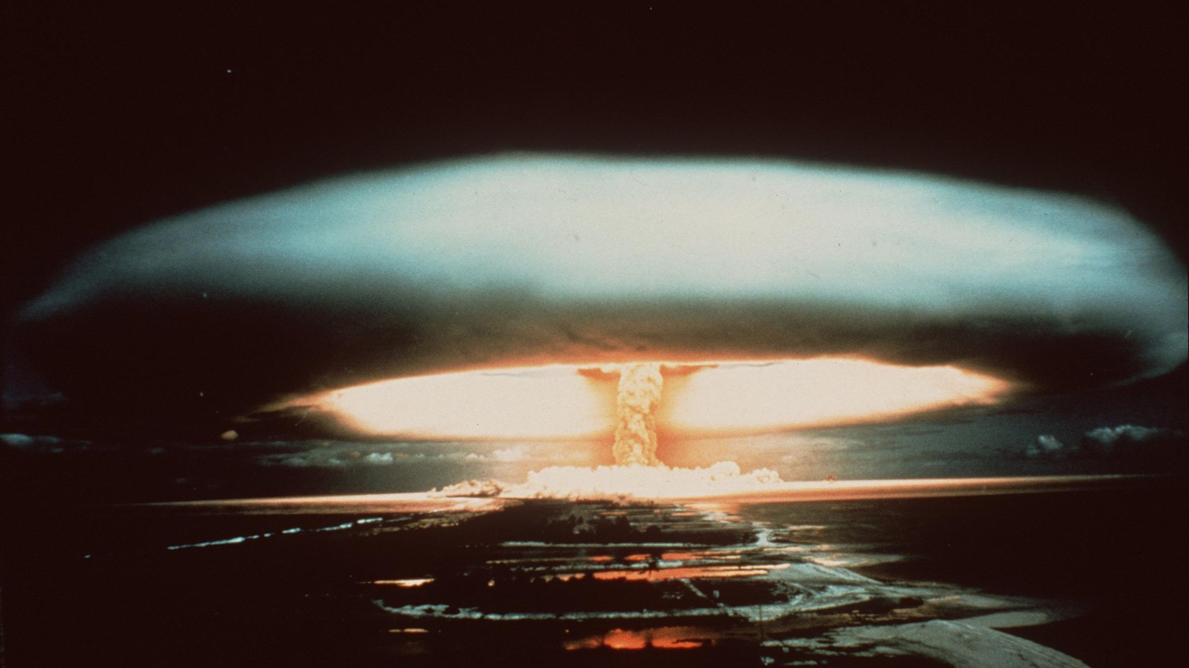 Мощнейший ядерный взрыв в истории. Атолл Муруроа ядерные испытания. Муруроа ядерный полигон. Ядерный взрыв. Атомный взрыв.