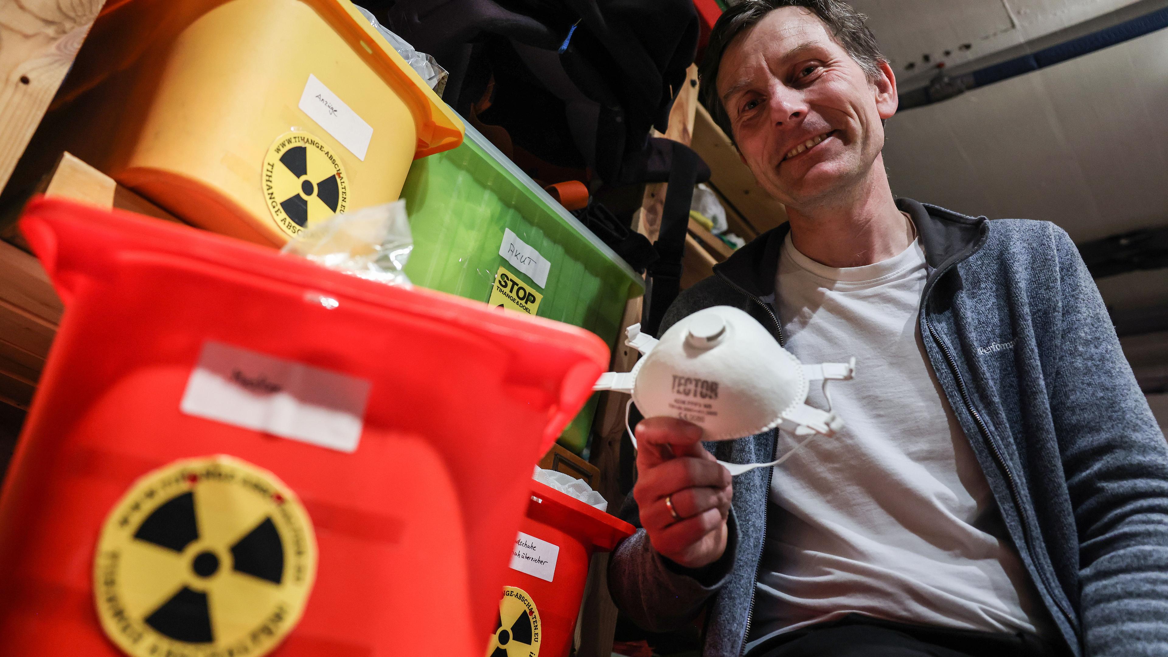 Gereon Hermens, Anti-Atomkraft-Aktivist, sitzt in seinem Keller neben Kisten mit Schutzausrüstungen. 