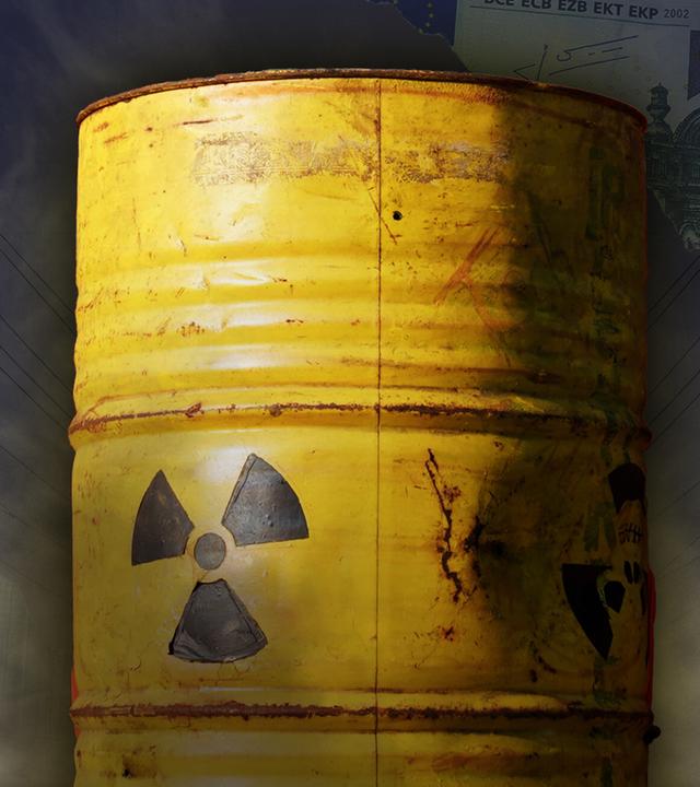 Auf einer Tonne ist das Atomkraft-Logo zu sehen
