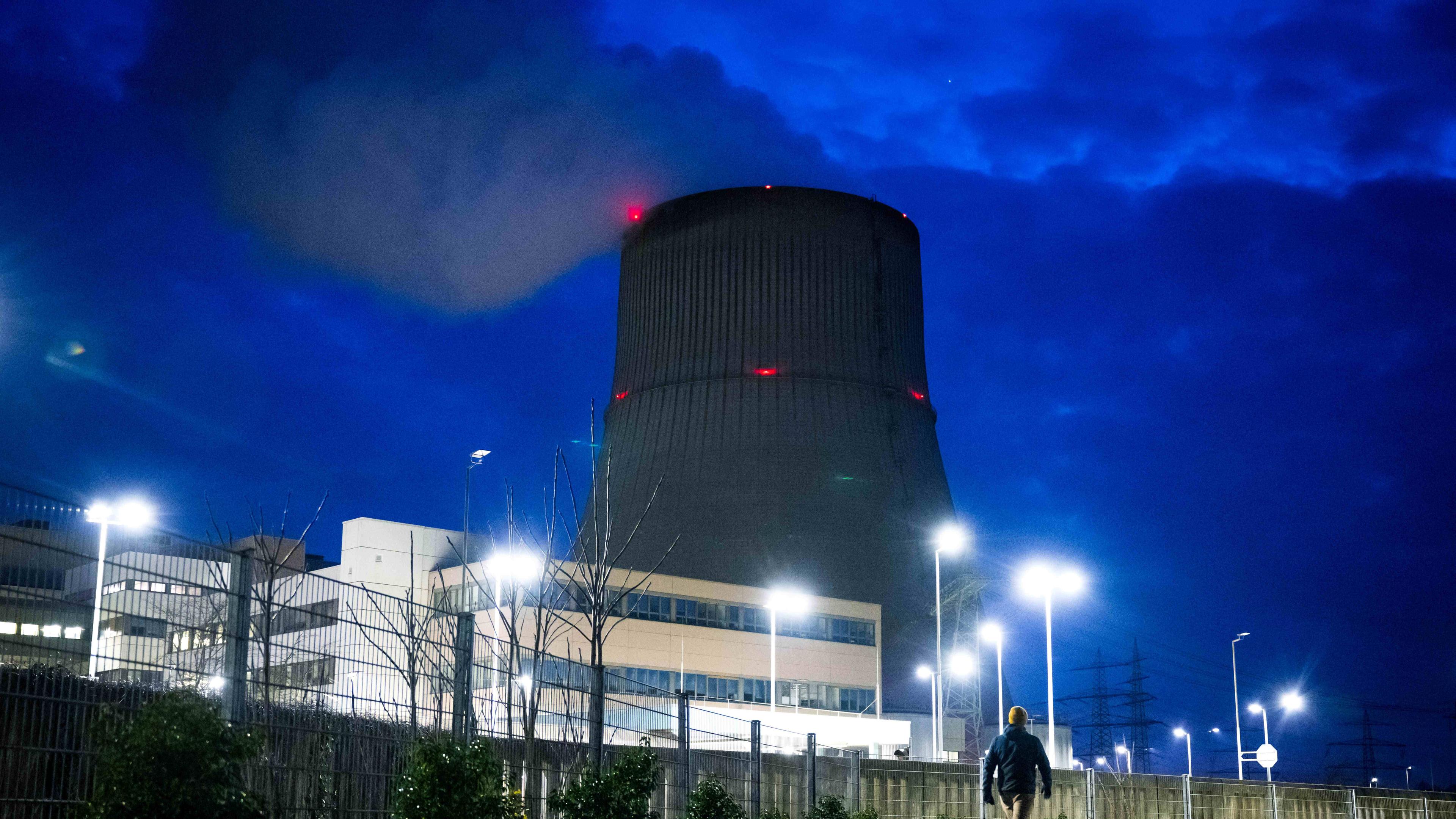 Das Kernkraftwerk Emsland bei Nacht