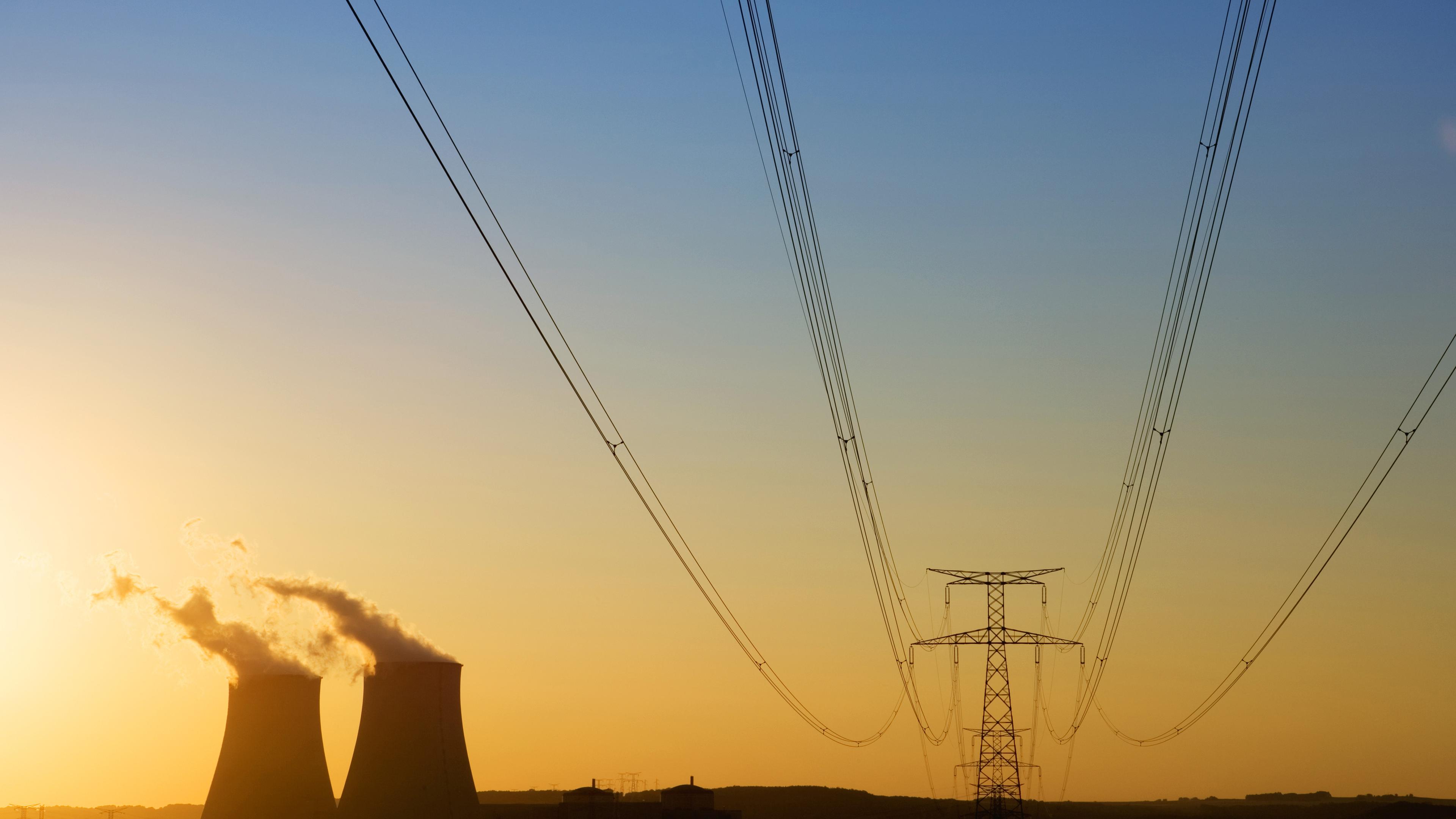 Zwei Kühltürme eines Atomkraftwerks im Sonnenuntergang (Symbolbild).
