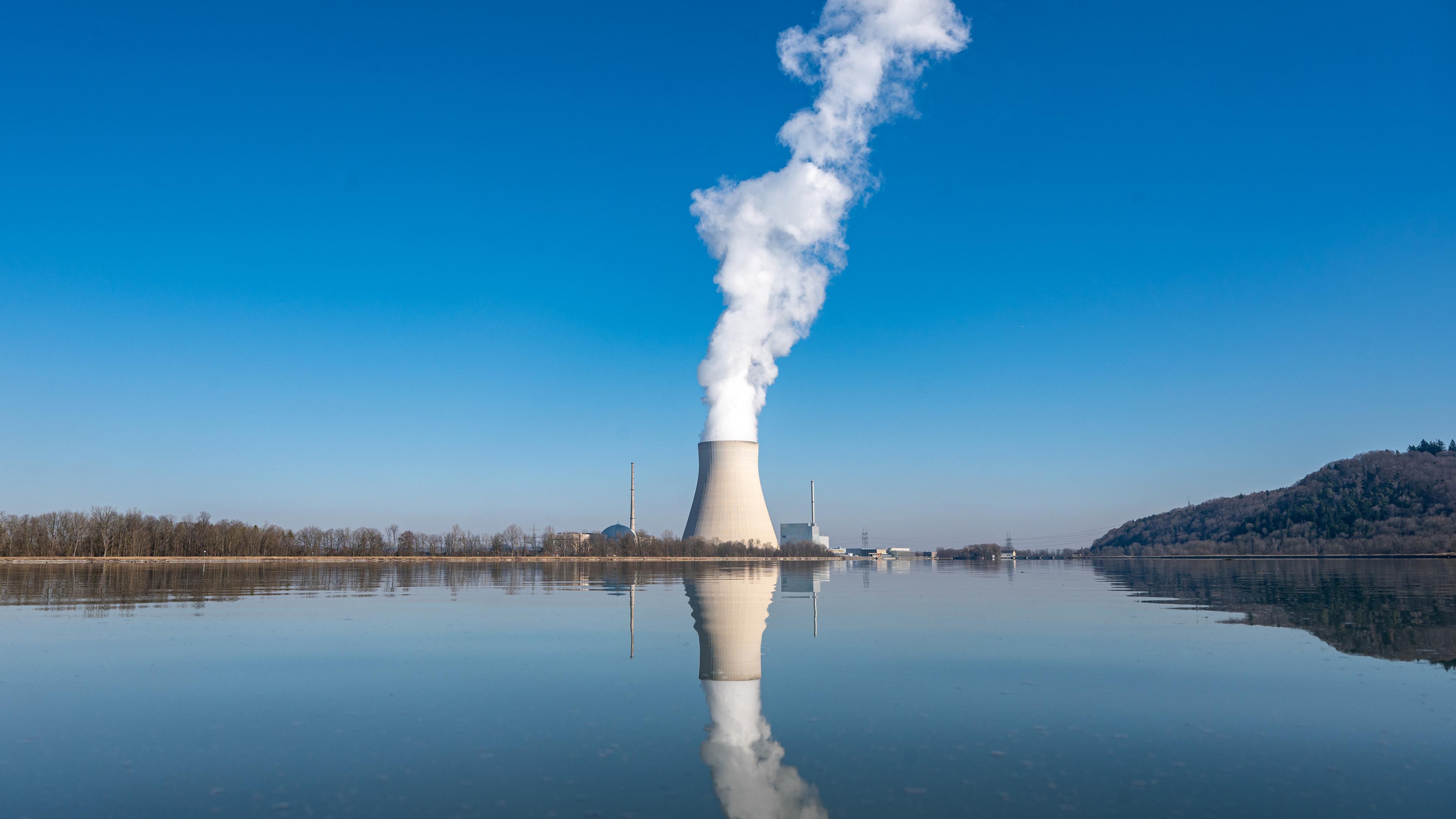 Wasserdampf steigt aus dem Kühlturm vom Atomkraftwerk (AKW) Isar 2.