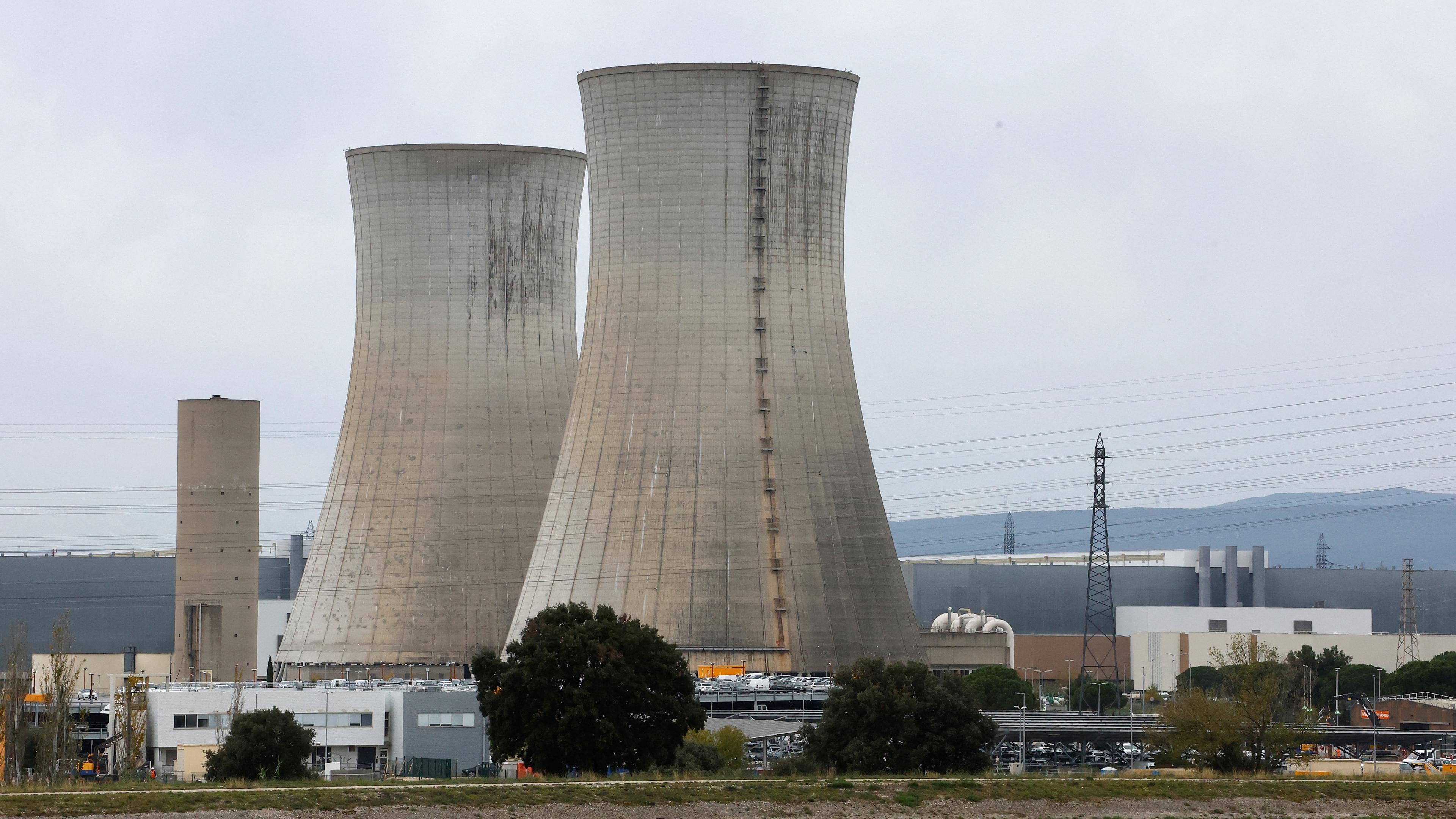 Kühltürme des Atomkraftwerks Tricastin in Frankreich