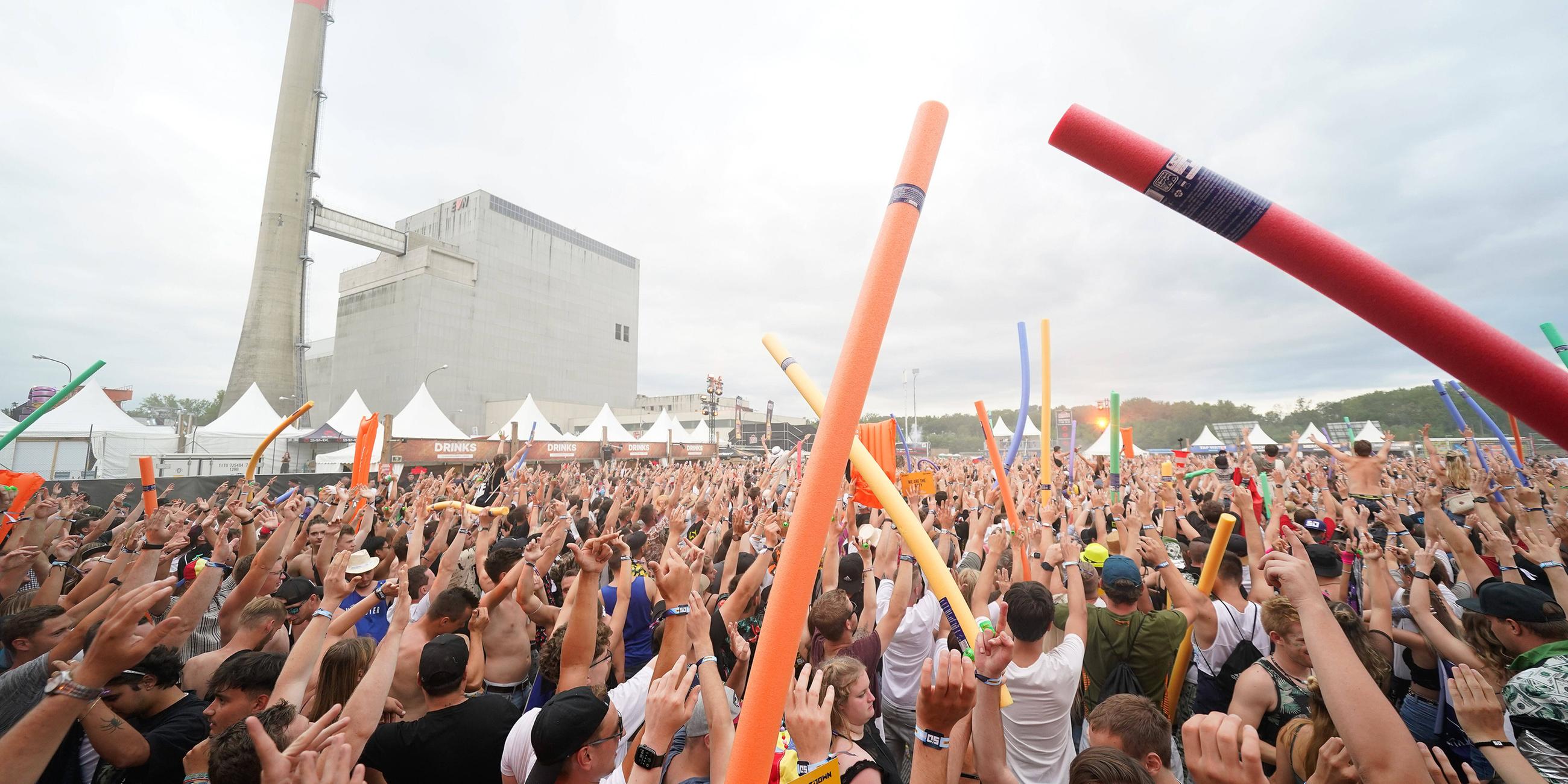 Eine Menschenmenge beim Musikfestival Shutdown auf dem Gelände des nie in Betrieb gegangenen Kernkraftwerks Zwetendorf in Österreich.