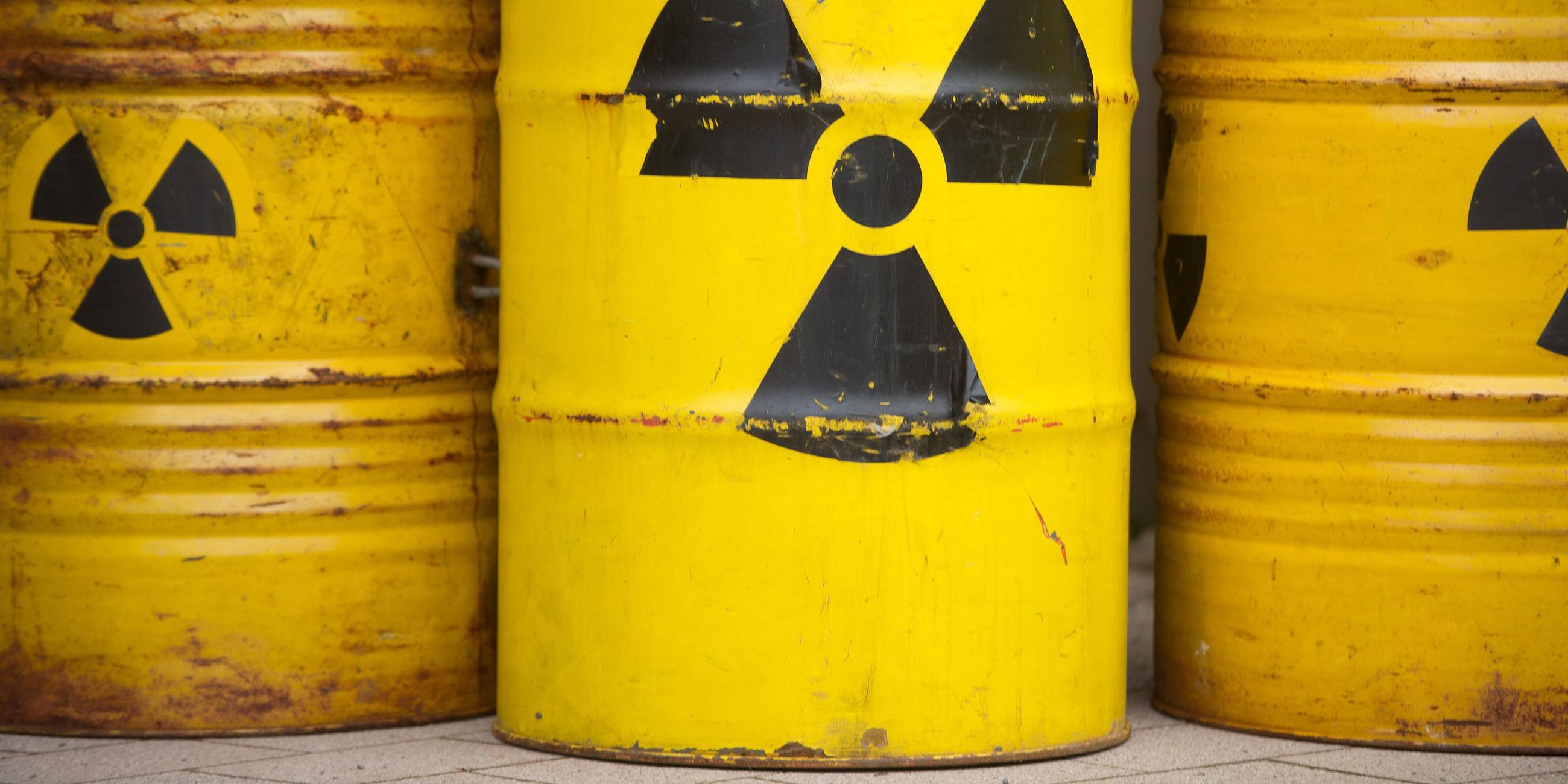 Tonnen mit Radioaktiv-Zeichen