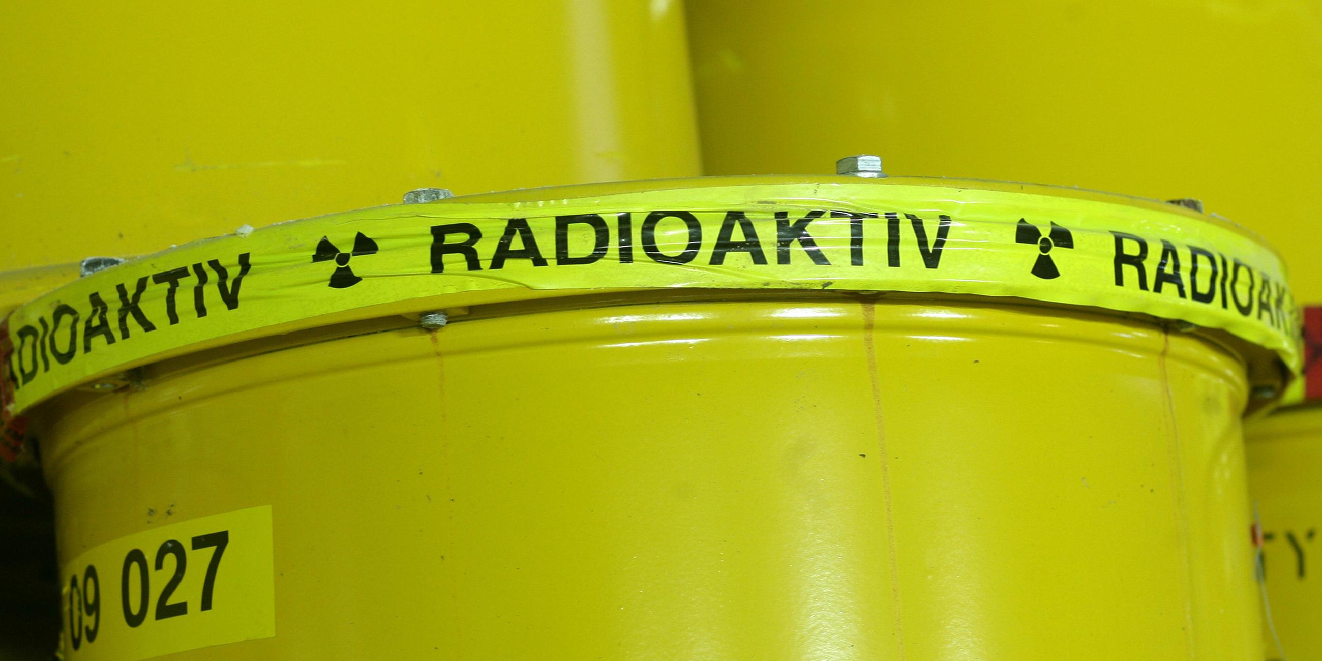 Fässer mit Schriftzug "Radioaktiv" im Endlager Morsleben