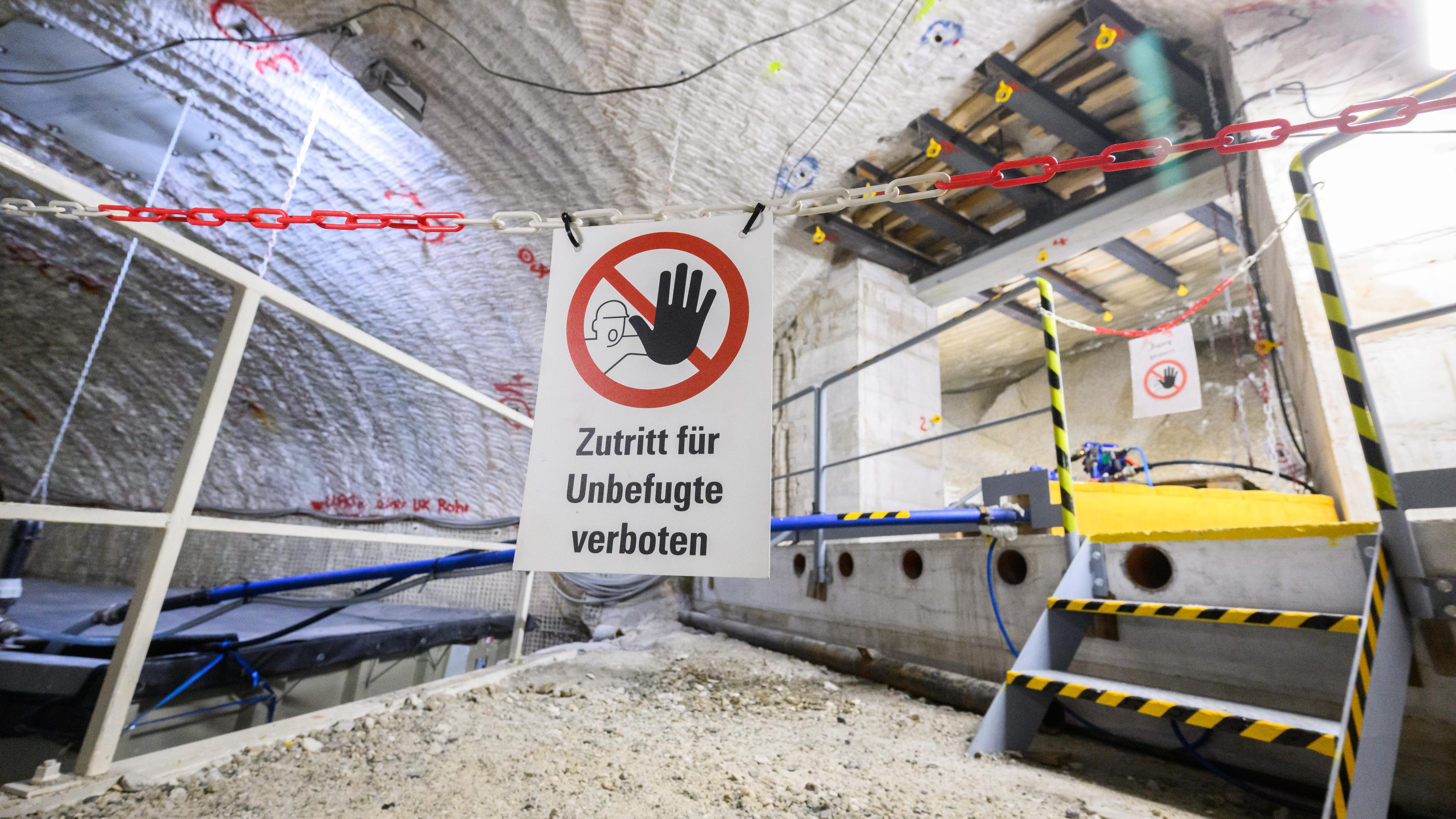 Niedersachsen, Remlingen: Ein Schild «Zutritt für Unbefugte verboten» hängt im Atommülllager Asse im Landkreis Wolfenbüttel.