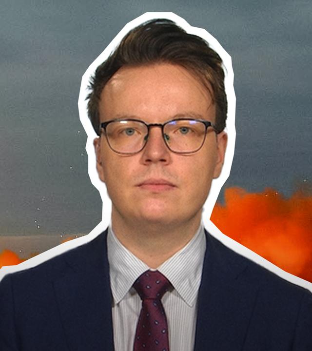 Nuklearwaffen-Experte Fabian Hoffmann vom Olso Nuclear Project ist vor einer Atomwaffe abgebildet.