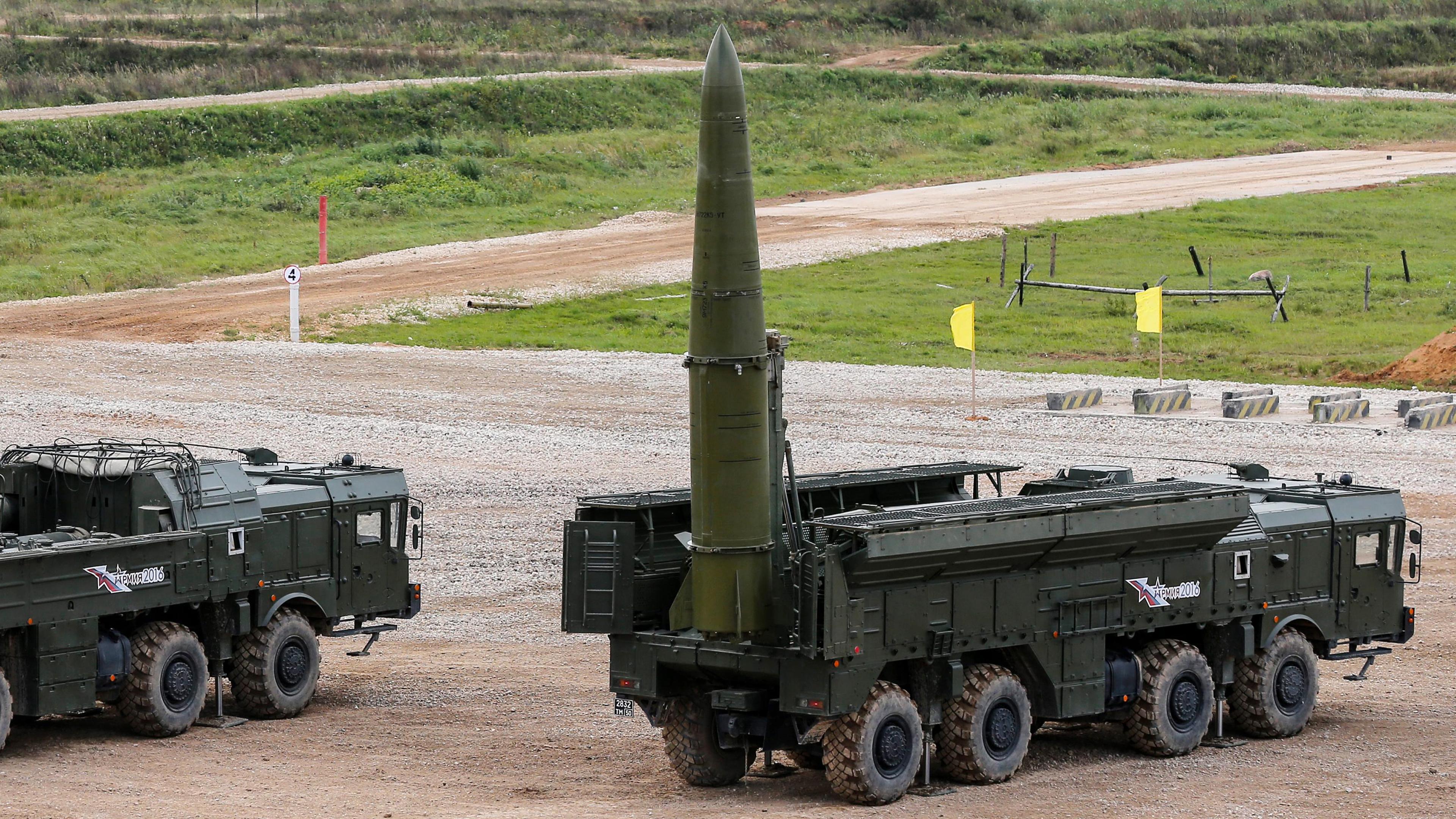  Eine "Iskander-M"-Rakete wird während einer Demonstration des Internationalen Militärtechnischen Forums "ARMY-2016" im "Patriot"-Park der russischen Streitkräfte auf den Abschuss vorbereitet.