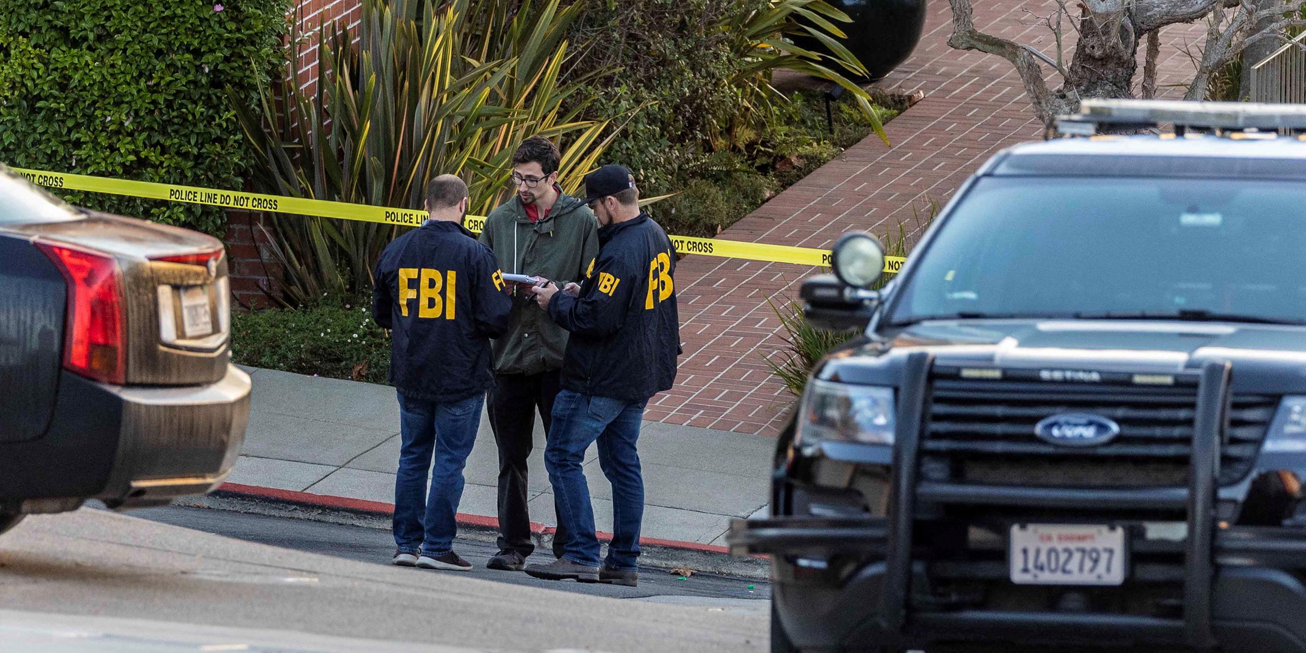 FBI-Agenten arbeiten außerhalb des Hauses der US-Haussprecherin Nancy Pelosi, wo ihr Ehemann Paul Pelosi nach einer Erklärung aus ihrem Büro in San Francisco, Kalifornien, USA, am 28. 10. 2022 nach einem Einbruch in ihrem Haus gewaltsam angegriffen wurde. 