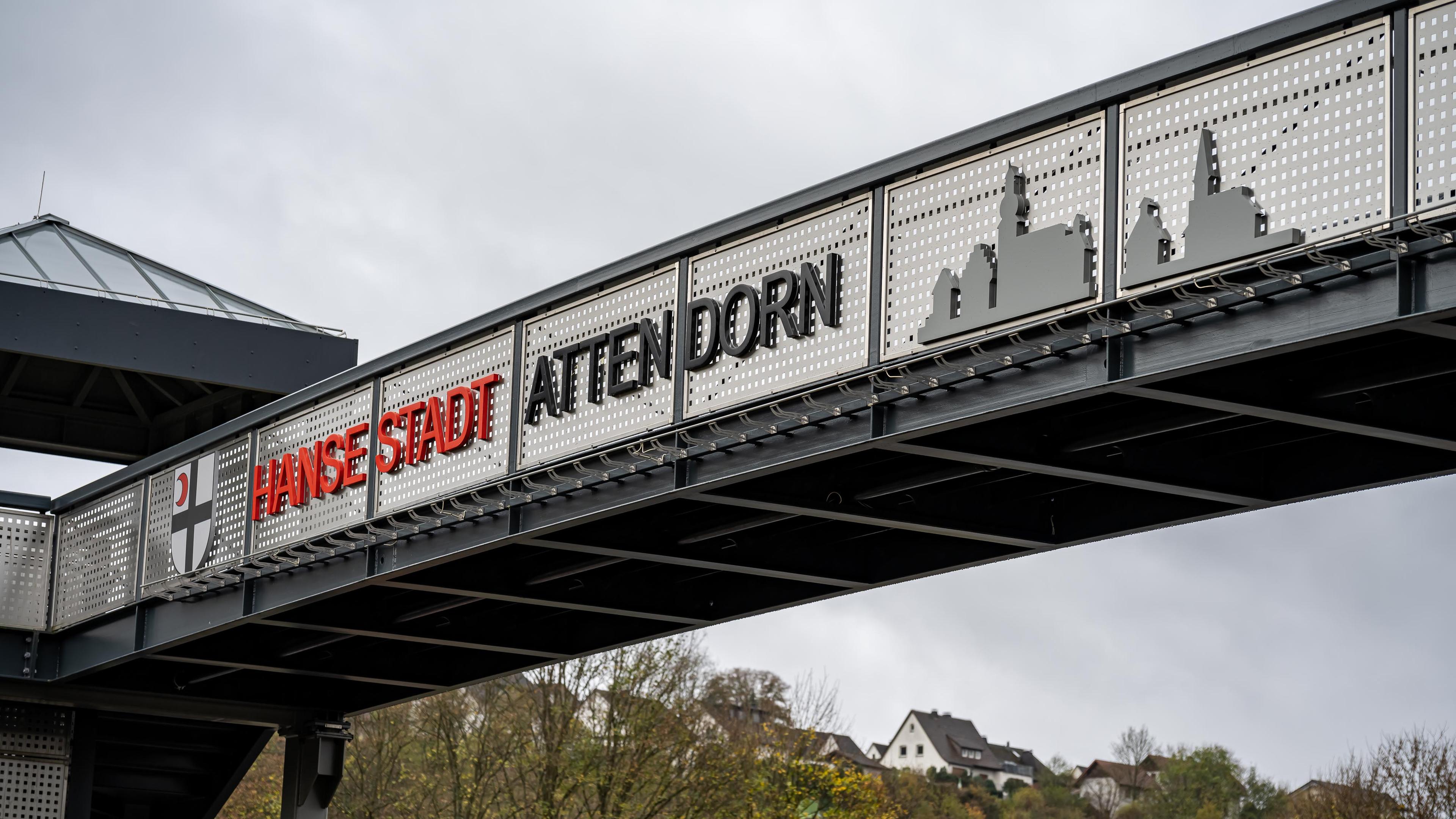 Nordrhein-Westfalen, Attendorn: "Hansestadt Attendorn" steht auf einer Fußgängerbrücke. 