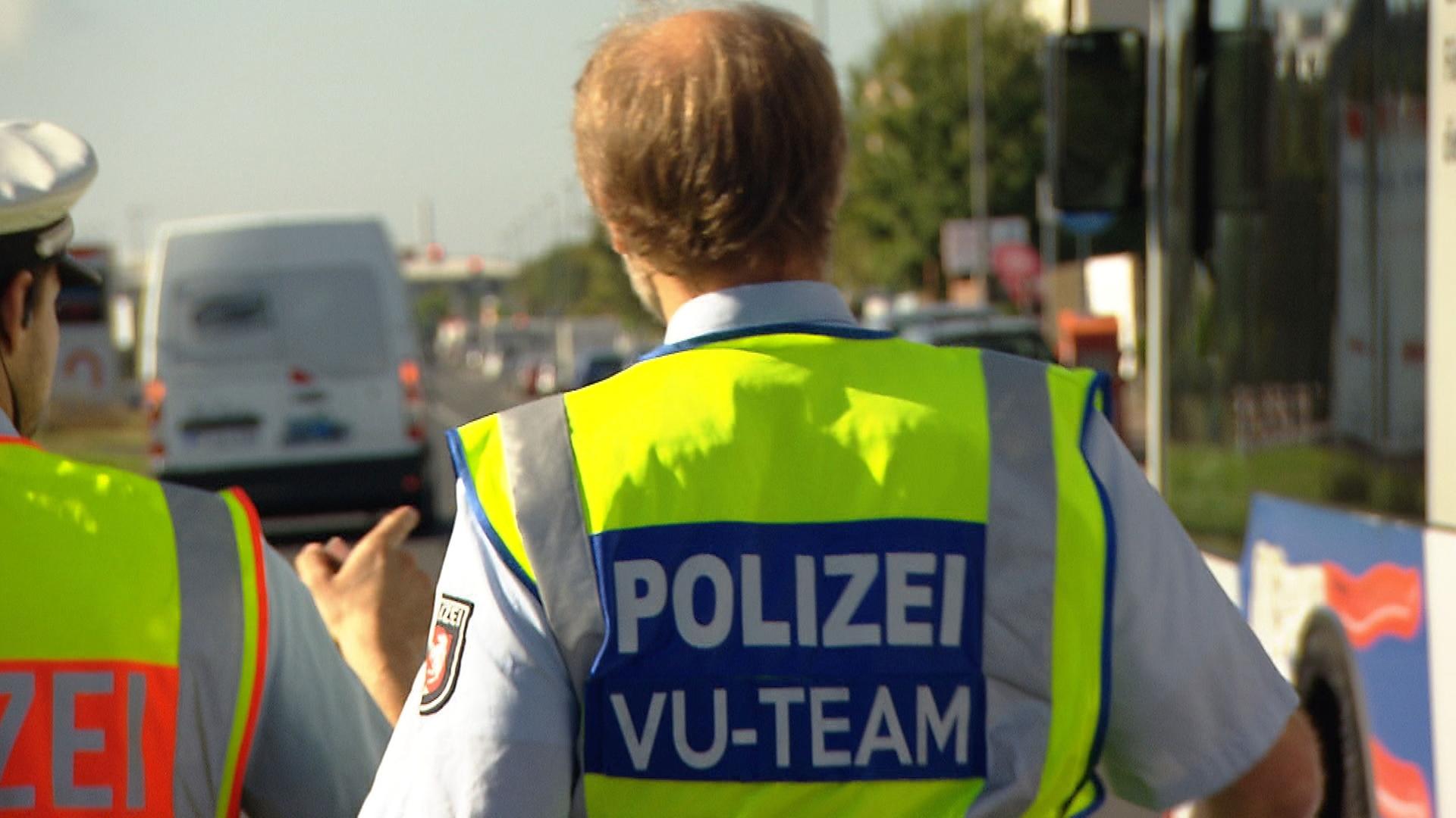 Ermittler betrachten Unfallort.