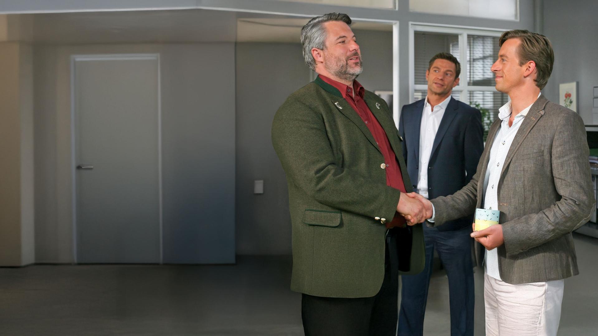 "Die Rosenheim-Cops - Auch Überflieger stürzen ab": Im Sekretariat des Kommissariats begrüßen die Kollegen Hansen (Igor Jeftic) und Stadler (Dieter Fischer) Neuzugang Andreas Lorenz (Benedikt Blaskovic).