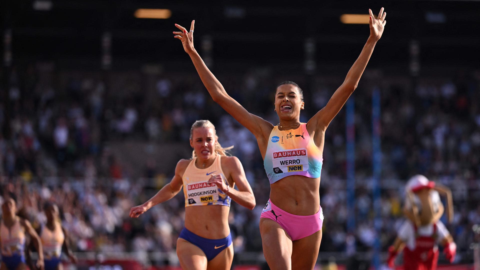 Audrey Werro läuft jubelnd ins Ziel des 800-m-Laufes in Stockholm.