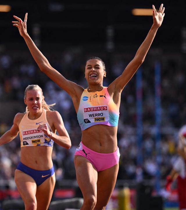 Audrey Werro läuft jubelnd ins Ziel des 800-m-Laufes in Stockholm.