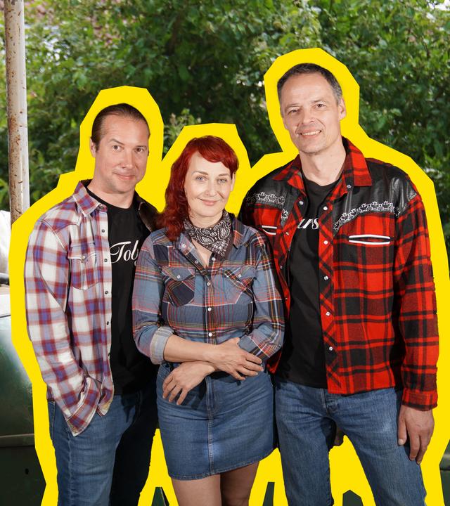 Singa und SingDing winken aus einem Stall in die Kamera