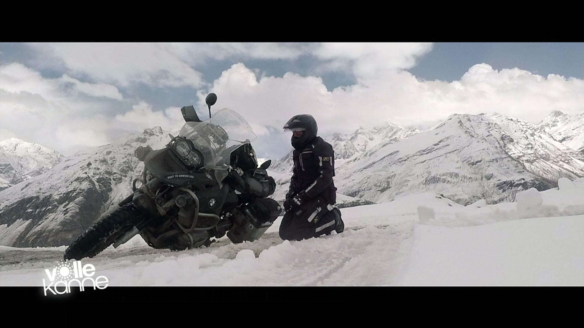 Motorrad und Motorradfahrer im Schnee