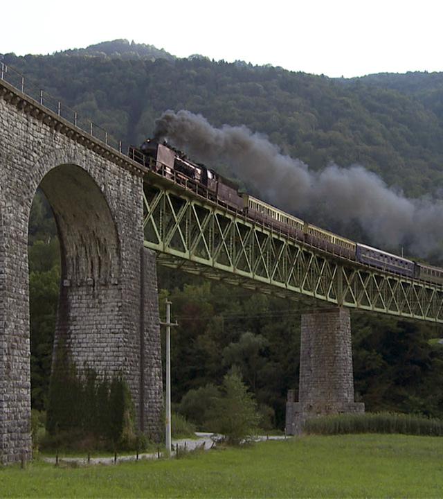 Museumszug fährt über Viadukt der Wocheiner Bahn