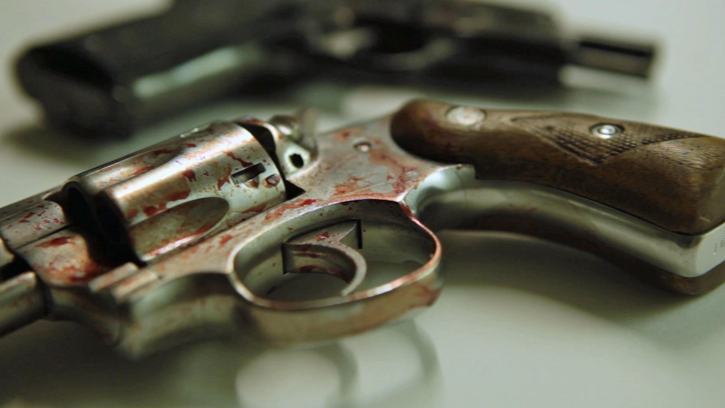 "Auf der Spur des Verbrechens - Forensiker im Einsatz: Verräterisches Blut": Nahaufnahme einer Pistole mit Blutspuren.