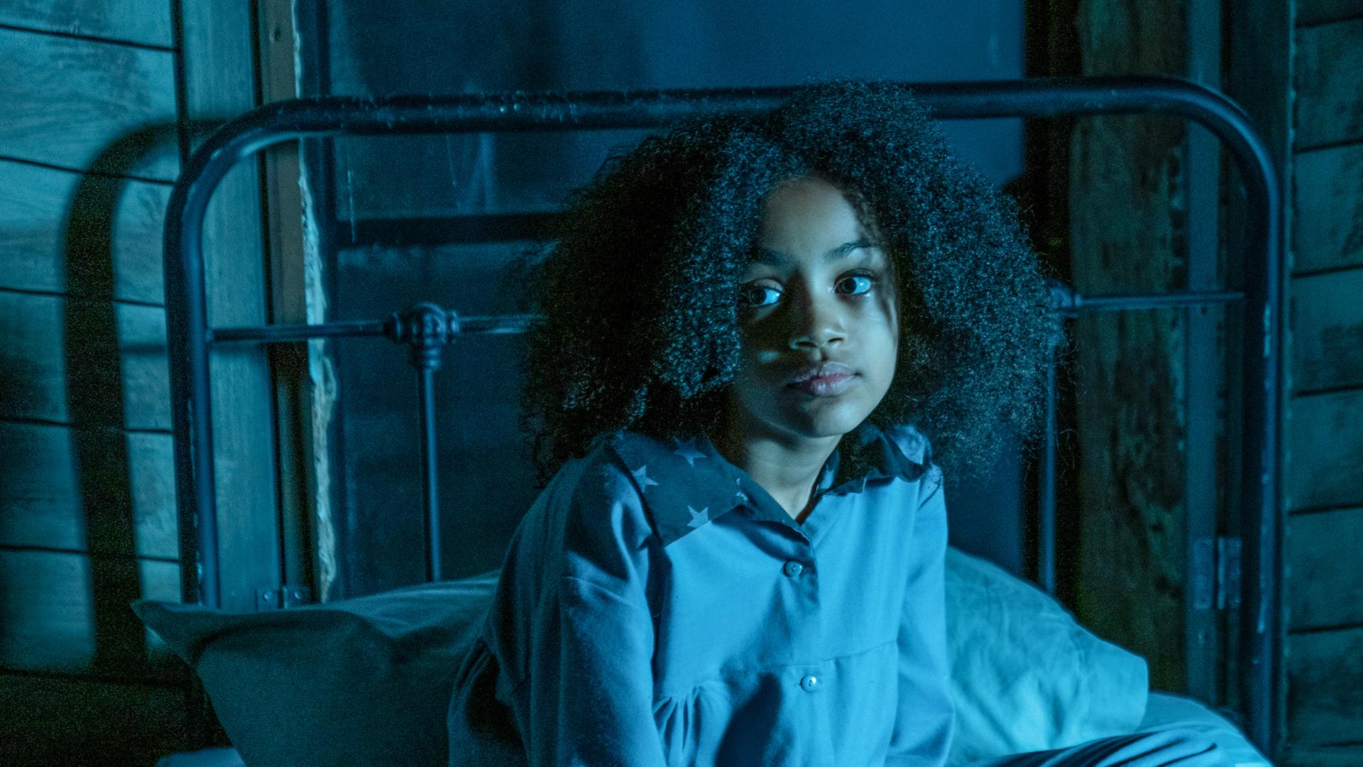 Es ist Nacht, im Schlafanzug auf ihrem Bett sitzt die Erstklässlerin Azura Mond. Sie kann nicht schlafen und sieht traurig aus.